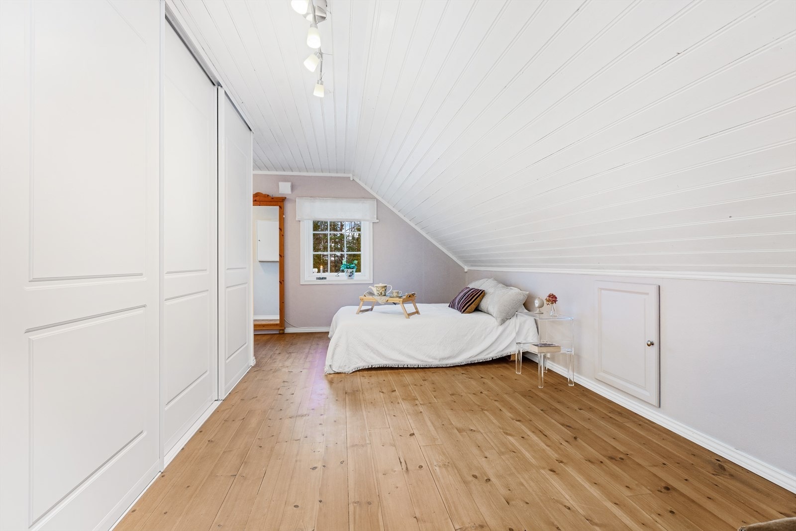 Langstrakt og romslig hovedsoverom med stor skyvedørsgarderobe og utgang til egen balkong Galleribilde