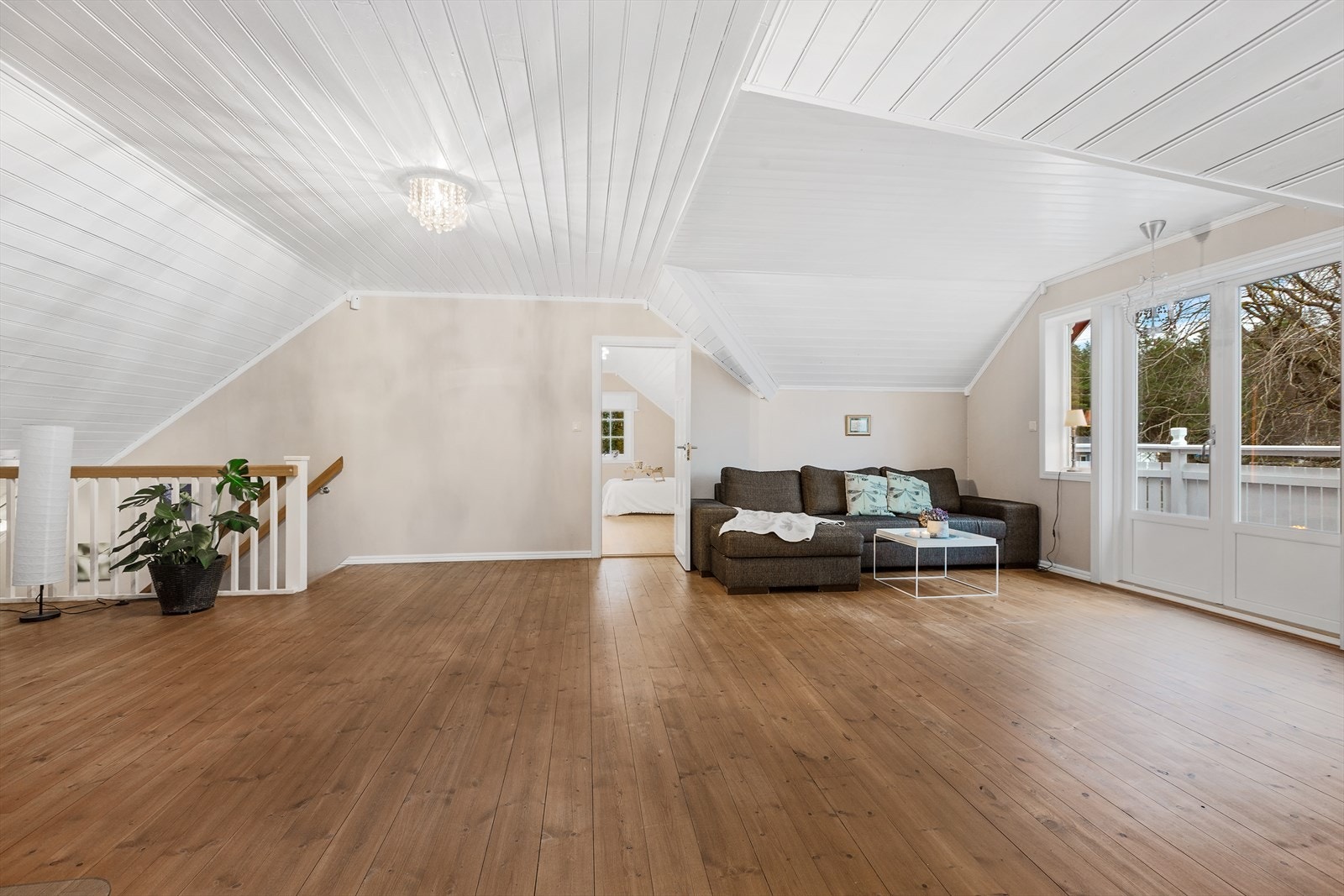 Her kan barna leke helt uforstyrret fra voksenavdelingen i første etasje Galleribilde