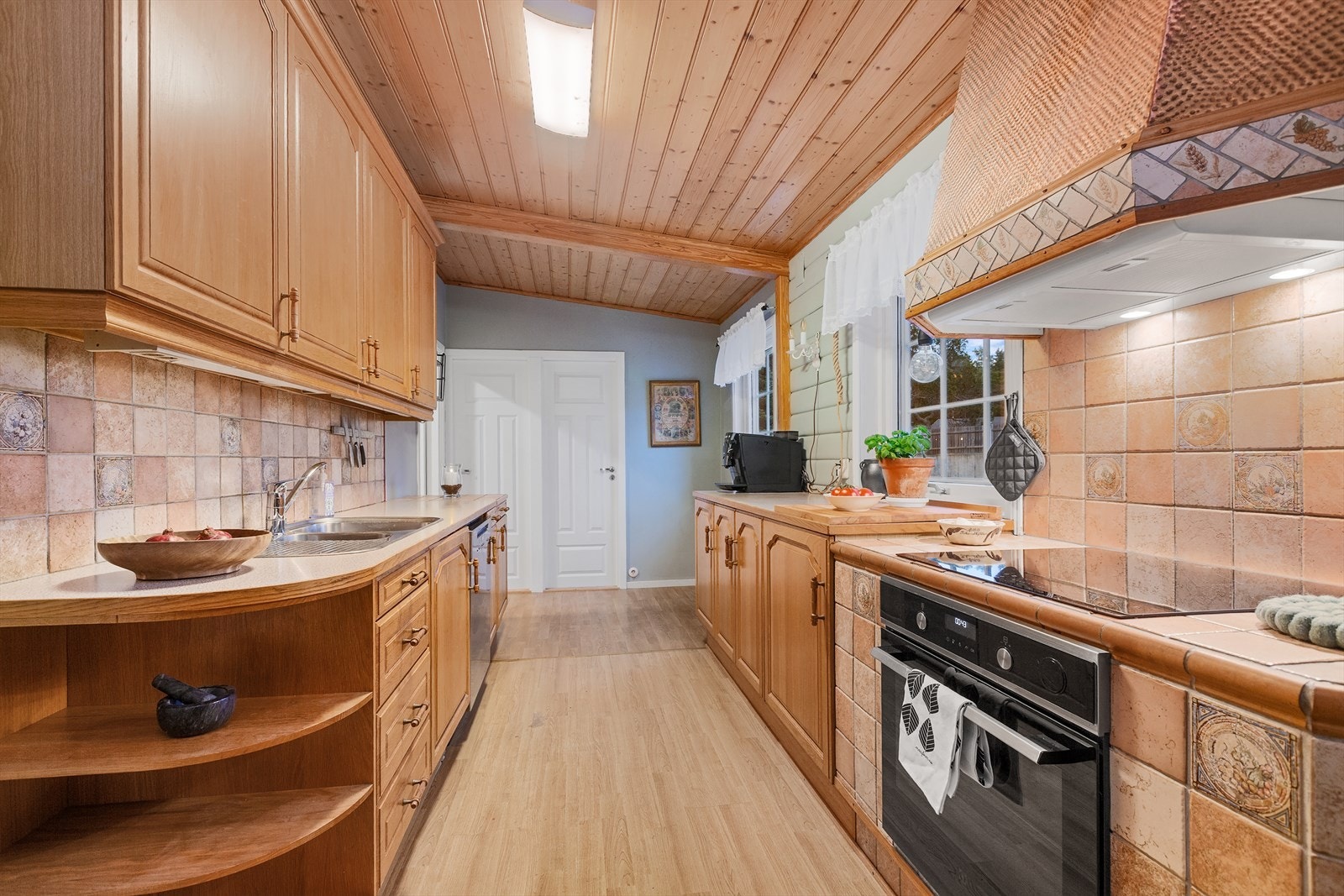 Gjennomgående kjøkken med en profilert innredning Galleribilde