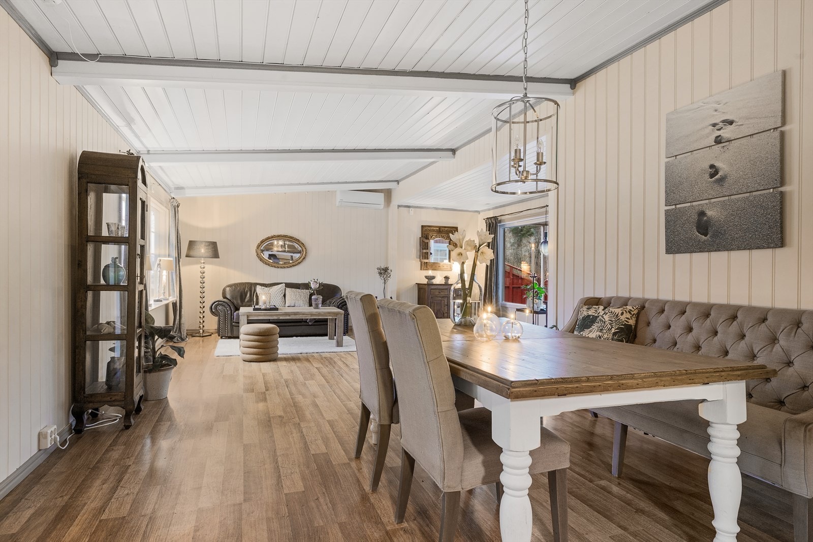 Lys og innbydende spisestue Galleribilde