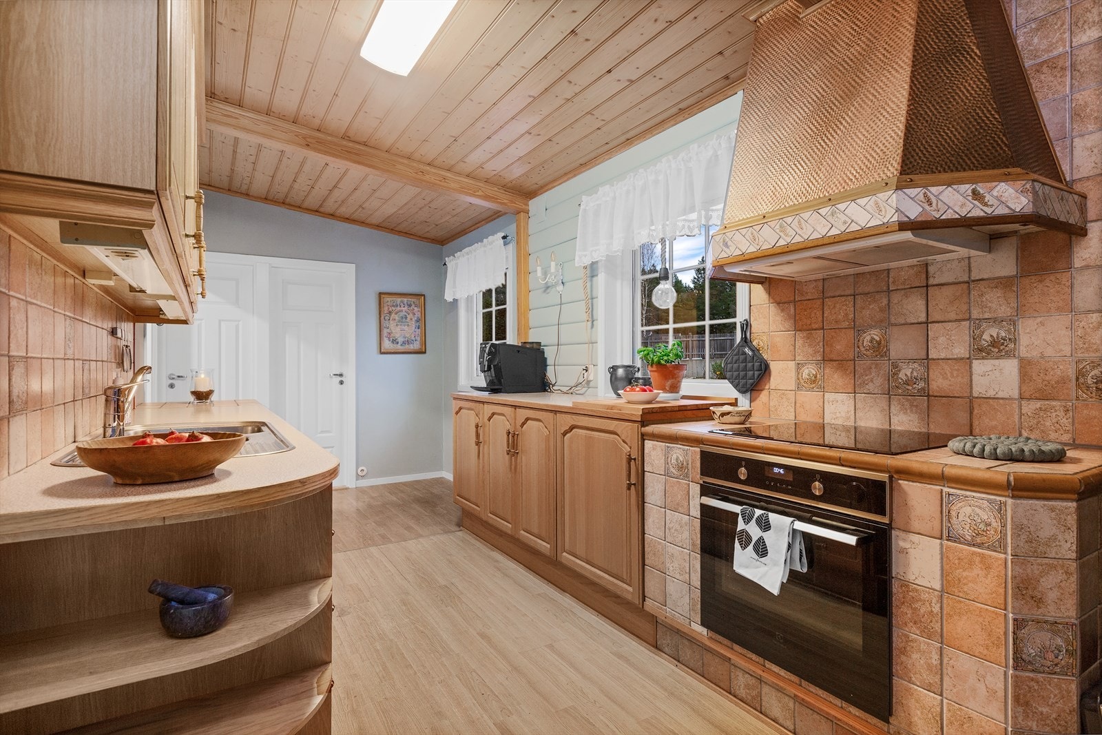 Innredningen har integrert komfyr med platetopp og ventilator og laminat benkeplate Galleribilde