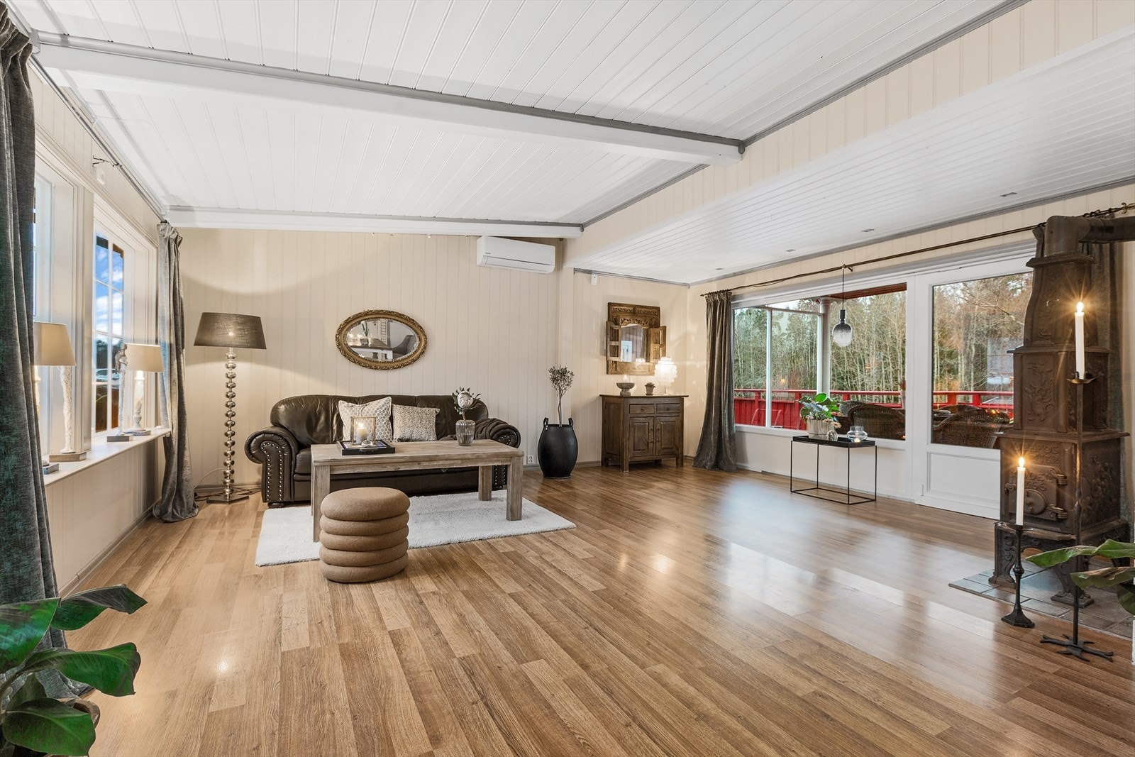 Dagligstue med gjennomgående lys og utgang til terrasse Galleribilde