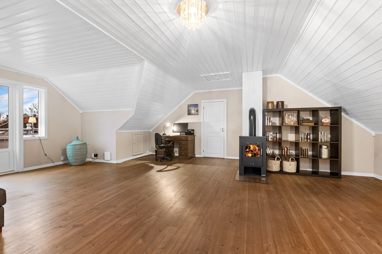 Her finnes lagringsmuligheter i knevegg, og en nyere vedovn for kalde kvelder Galleribilde