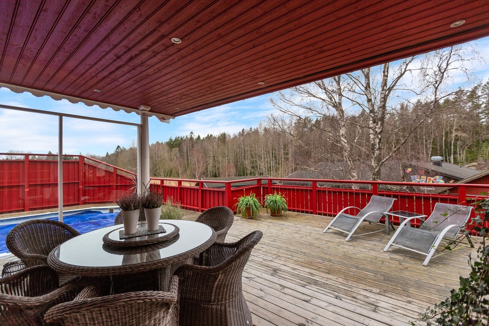 En lun og usjenert uteplass med innfelte downlights i himlingen Galleribilde