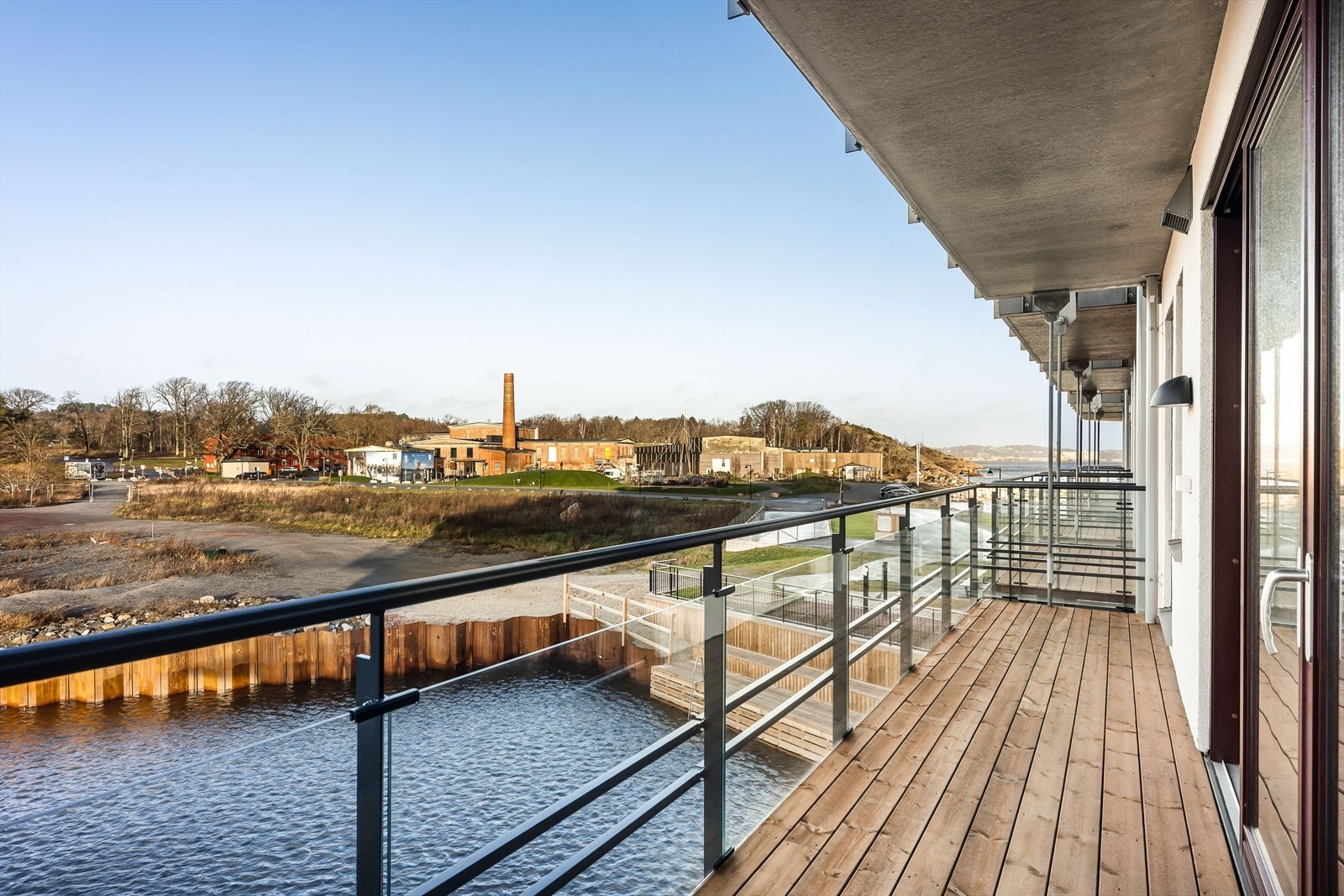 Fin balkong med gode solforhold og unik nærhet til og utsikt til kanalen. Galleribilde