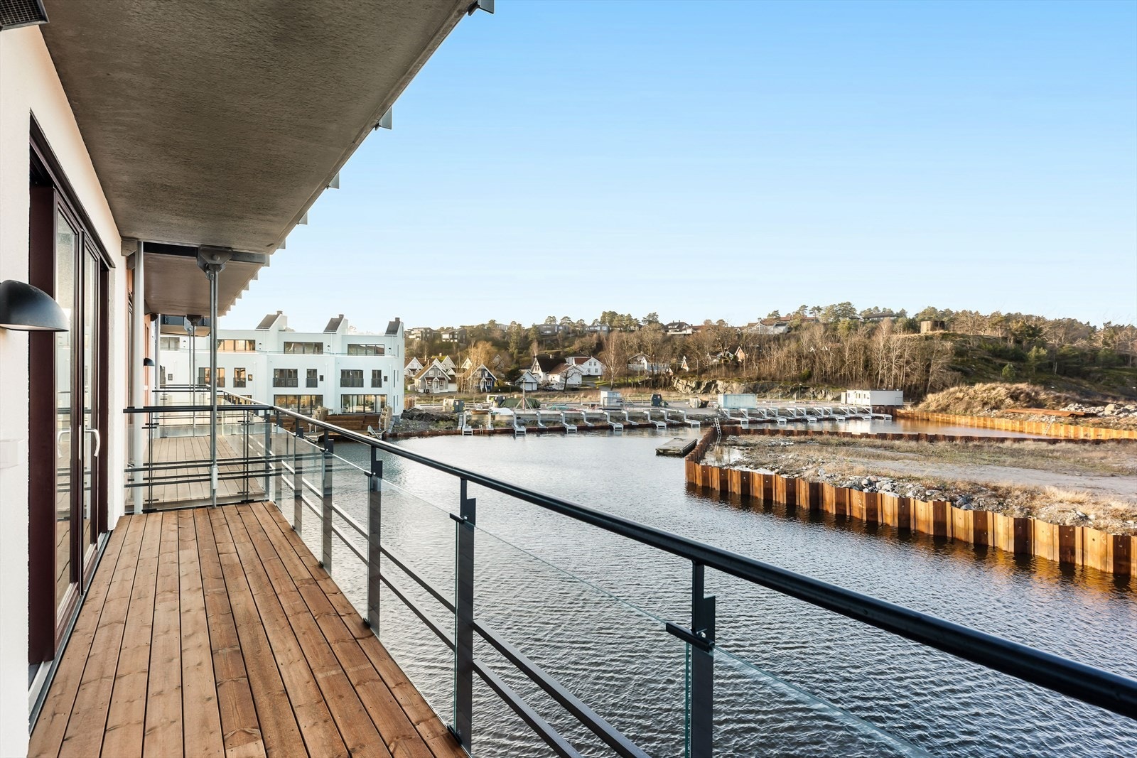 Fin balkong med gode solforhold og unik nærhet til og utsikt til kanalen. Galleribilde