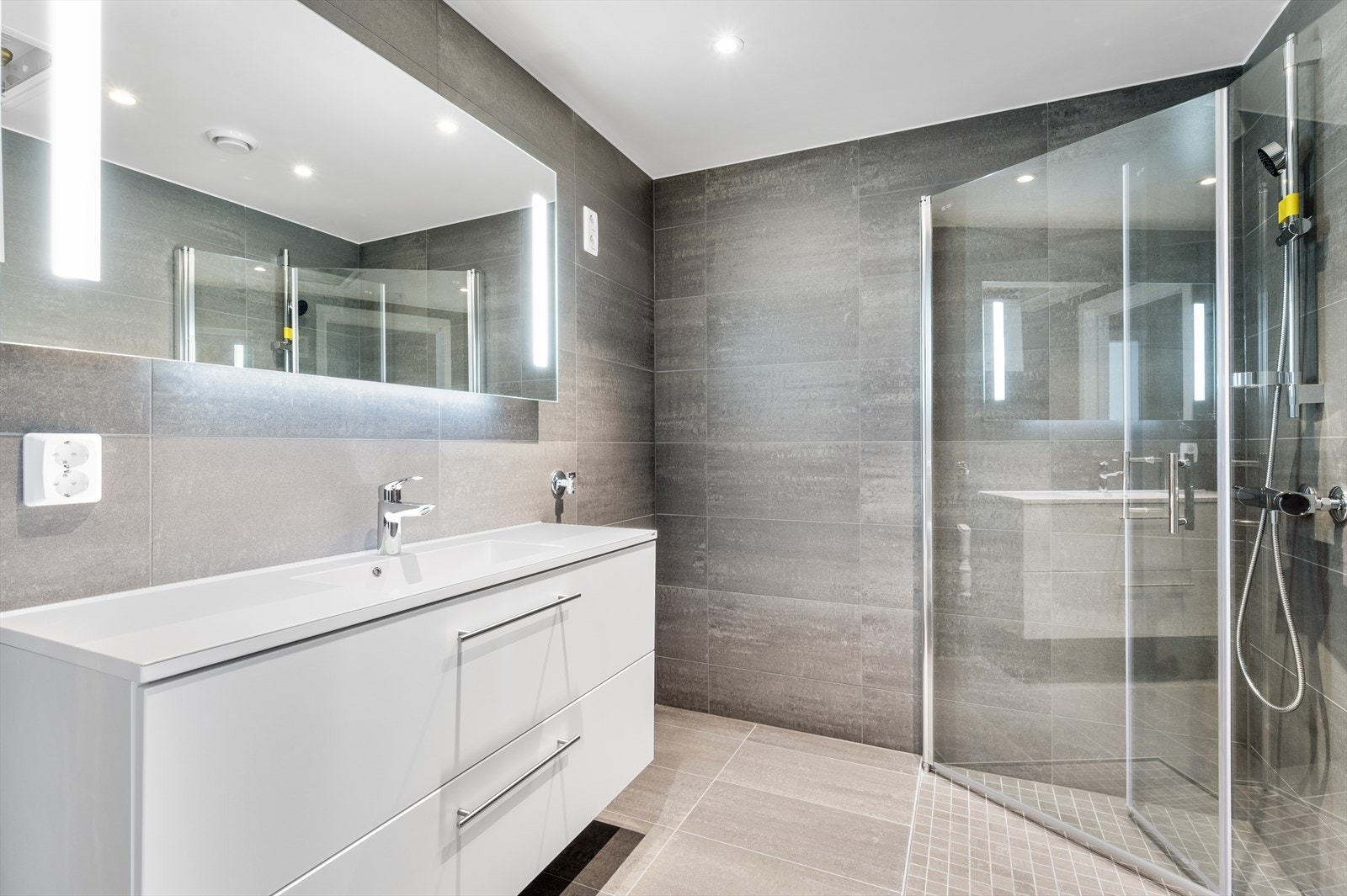 Pent flislagt bad Galleribilde