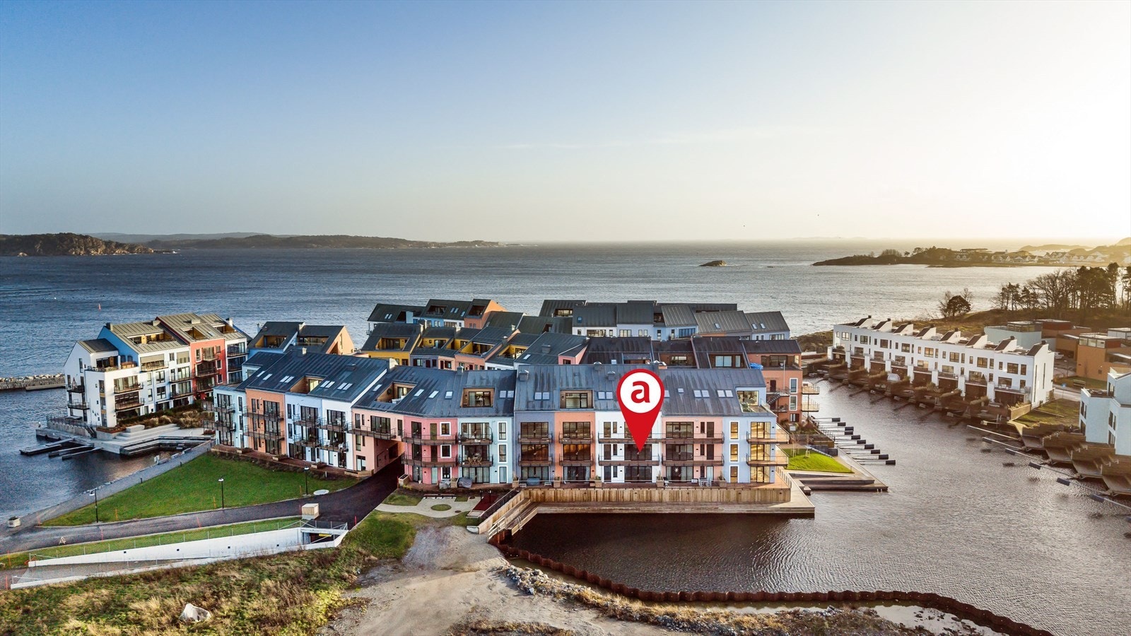 Velkommen til Sjøparken - En flott og ny 3 roms leilighet med god standard og unik utsikt til kanalen. Under bygget er det parkeringskjeller hvor leiligheten har garasjeplass og sportsbod. Det er heis i bygget. Foto: Renate Madsen/Finn B. Hansen/Agnes Utv Galleribilde