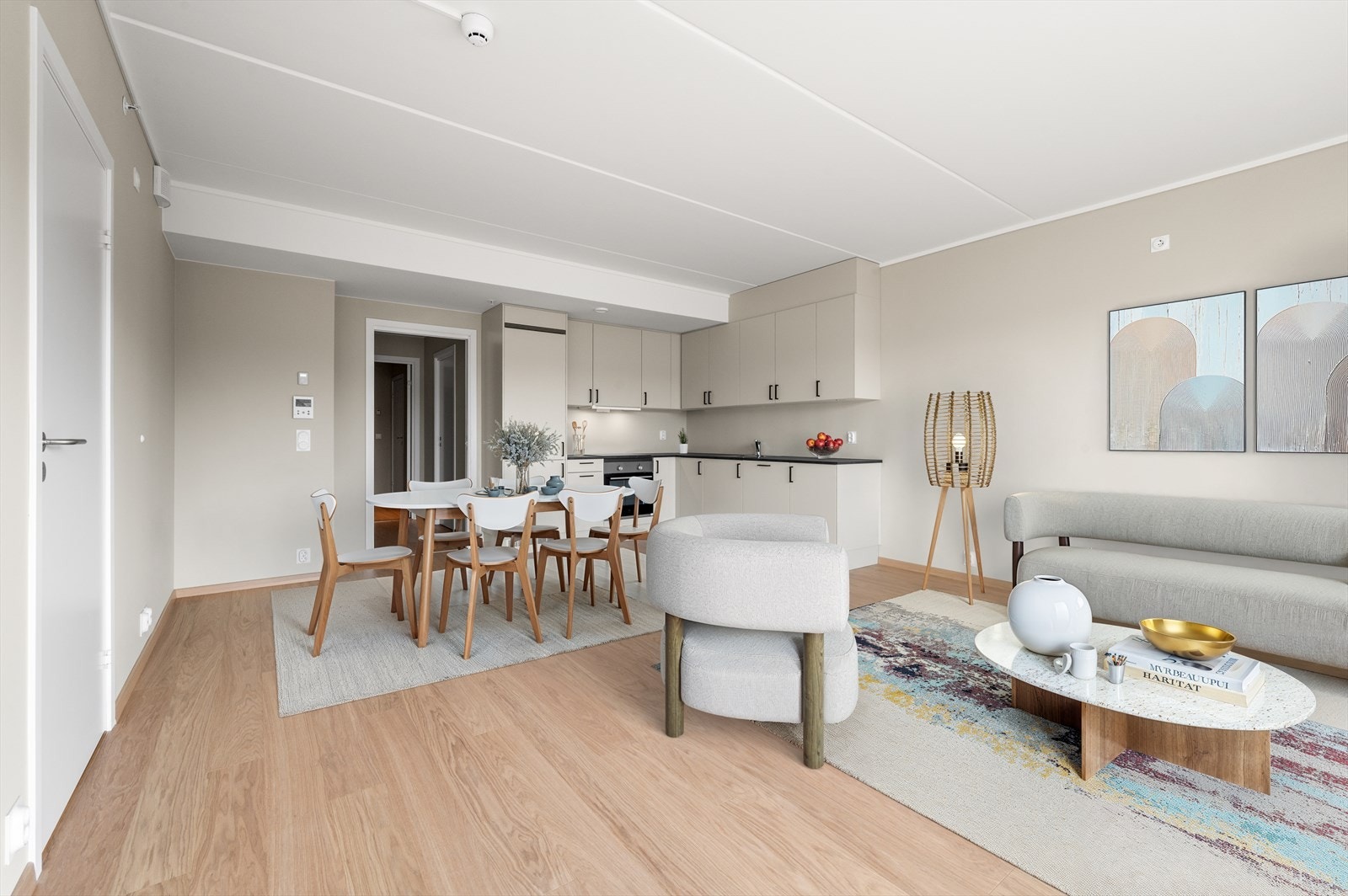 På gulvene er det et pent herdet tregulv. Veggene er malt i tidsrikige delikate farger. Bildet er digitalt møblert. Galleribilde