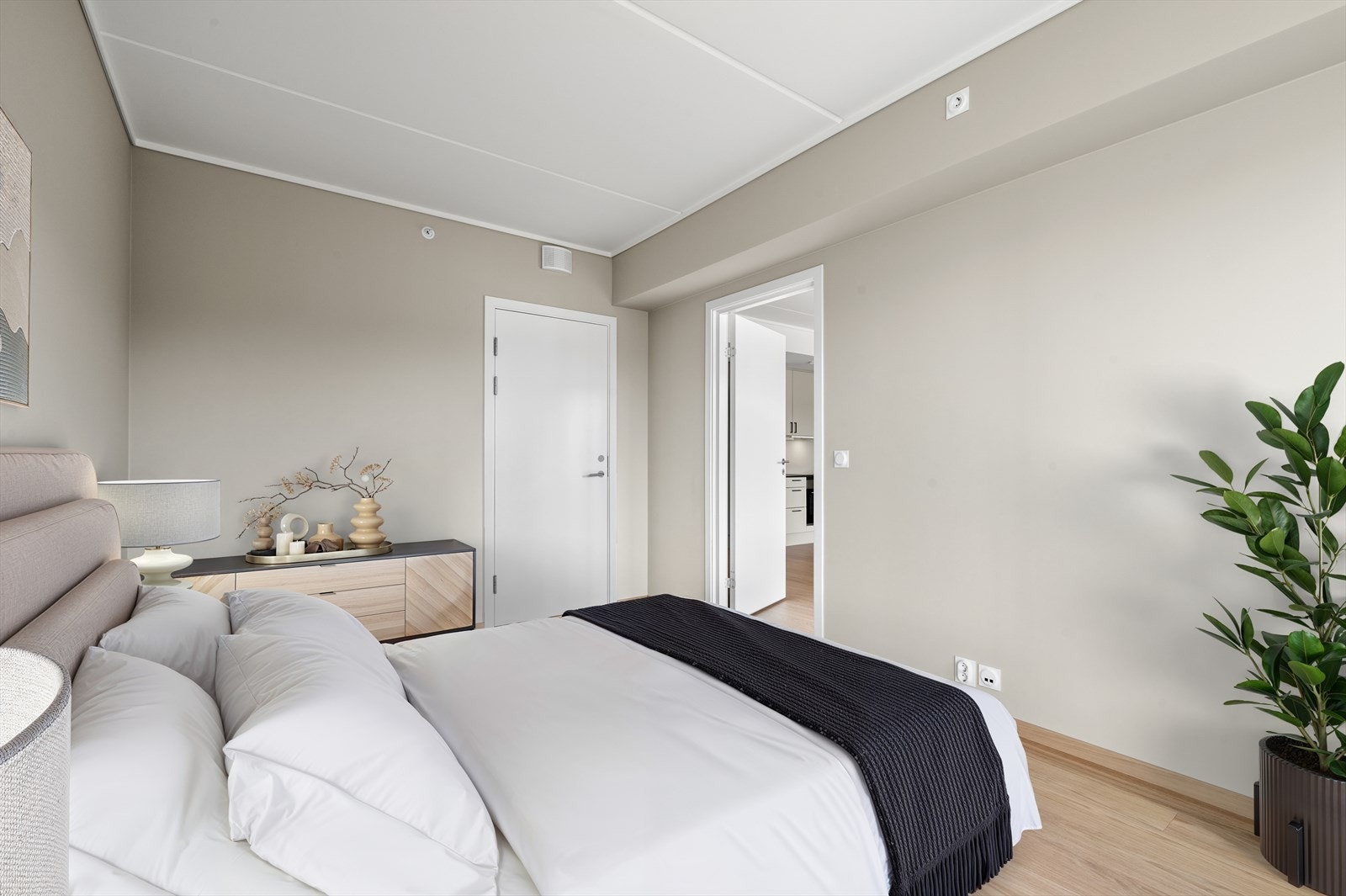 Romslig hovedsoverom med garderobeplass. Bildet er digitalt møblert. Galleribilde