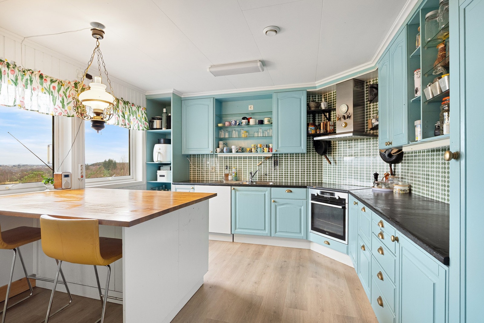 Kjøkken med god benke- og skapplass, kjøkkenøy er løs og medfølger ikke Galleribilde