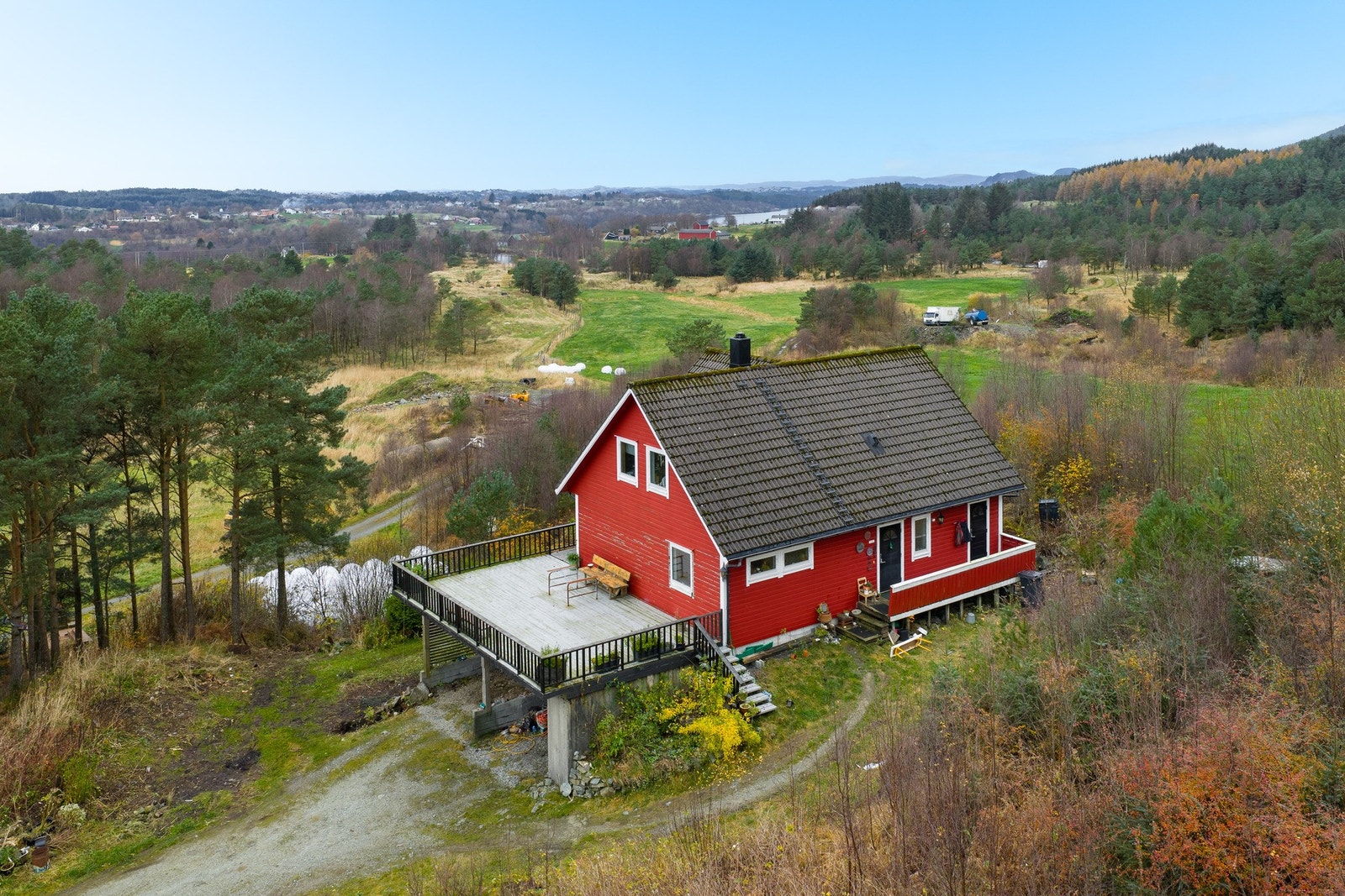 Koselig våningshus med carport under garasje Galleribilde