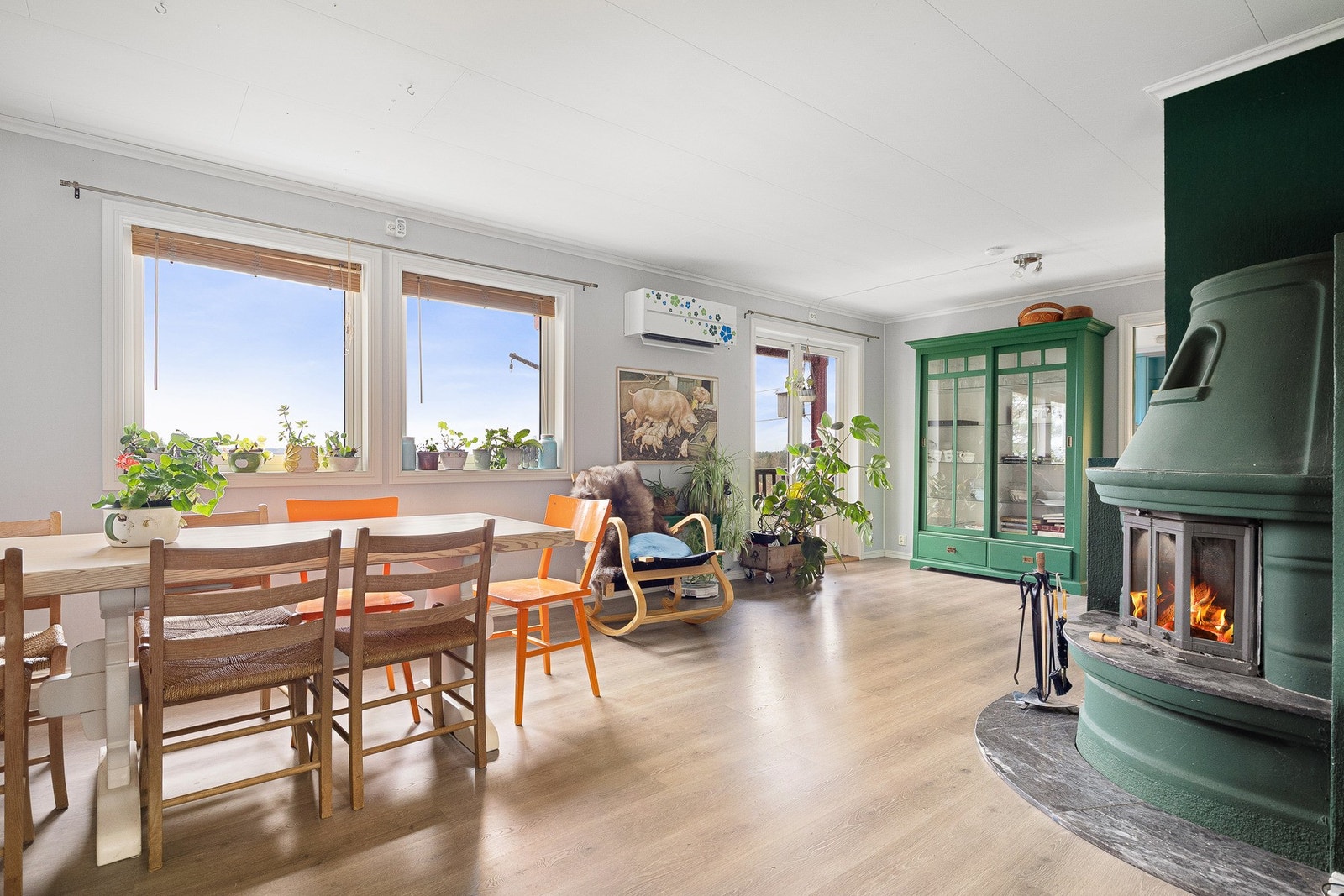 Stuen har store vinduer som slipper inn mye dagslys, dette gir en god atmosfære sammen med peis for god oppvarming Galleribilde