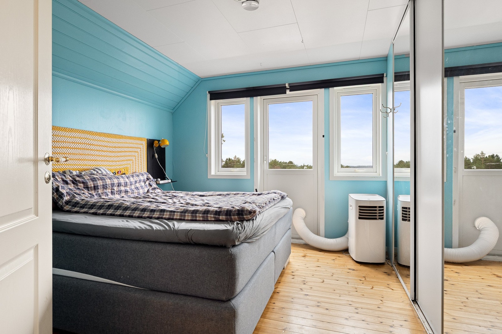 Hovedsoverom med utgang til balkong og stor skyvedørsgarderobe Galleribilde