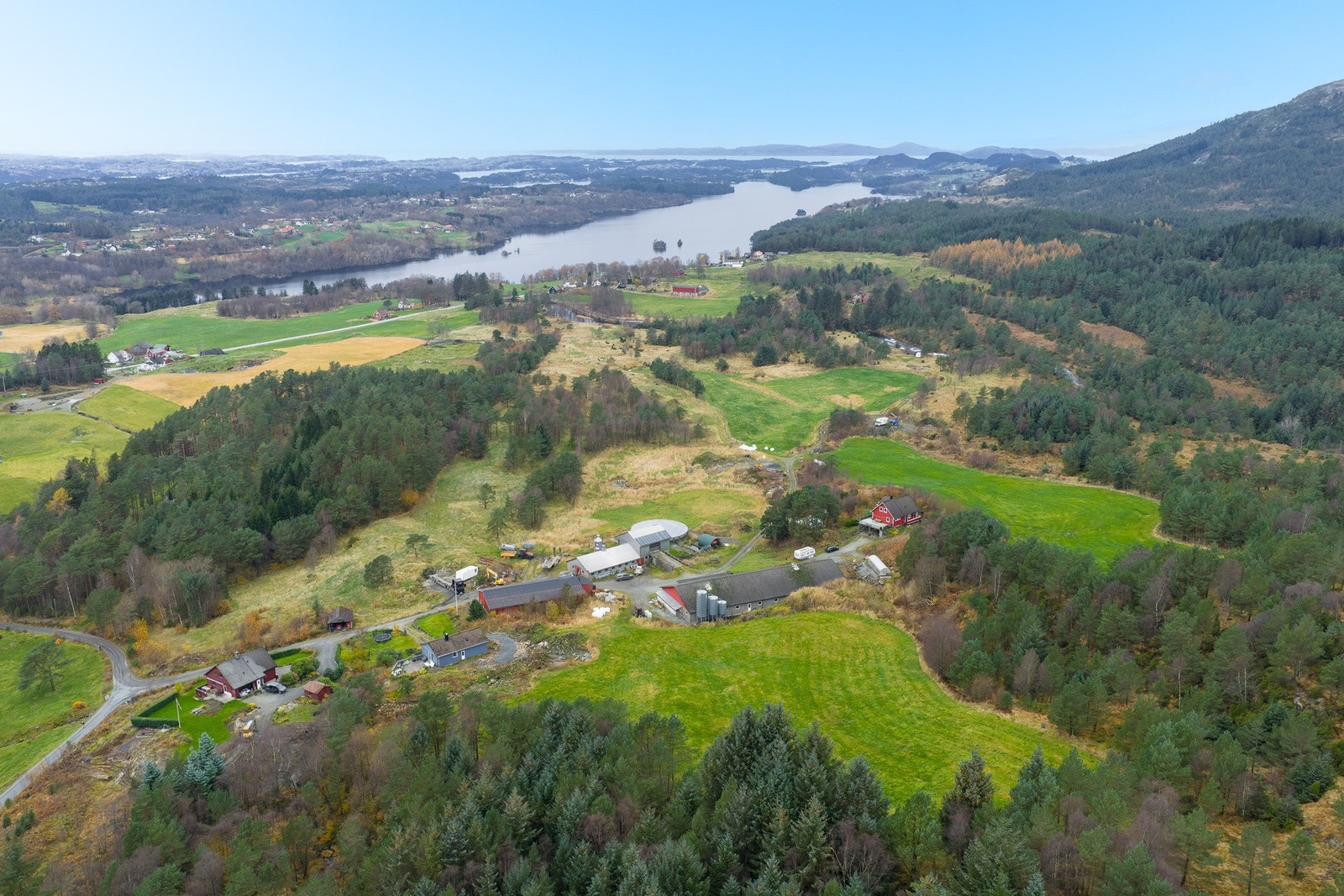 Bruket ligger omringet av flott natur og skog, den består av 83 daa fulldyrka/overflatedyrka, 140 daa udyrka/beite, 511 daa prod. skog og 1614 daa annet areal. Totalt 2348 daa samlet. Galleribilde