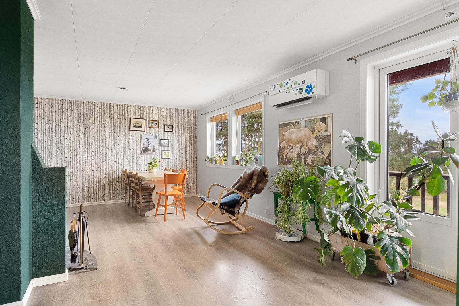 Det er romslig plass til spisebord og her kan man samles mange rundt spisebordet Galleribilde