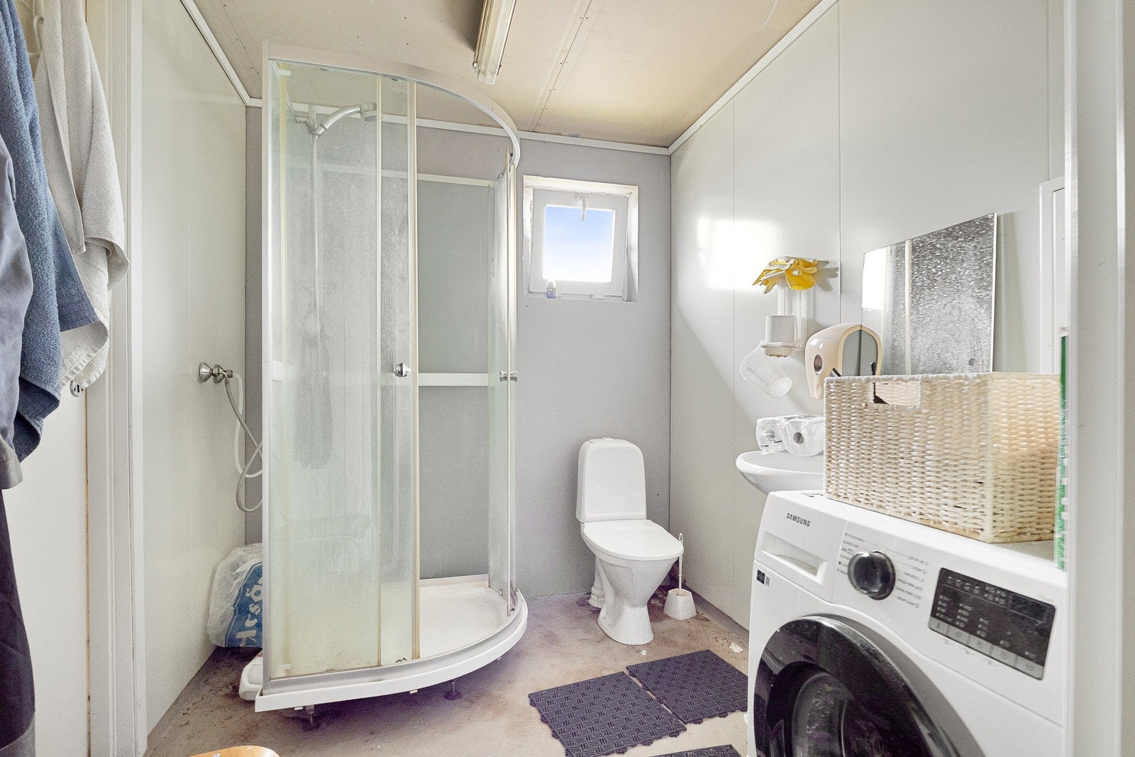 Bad i driftsbygning er utformet i nøytrale farger Galleribilde