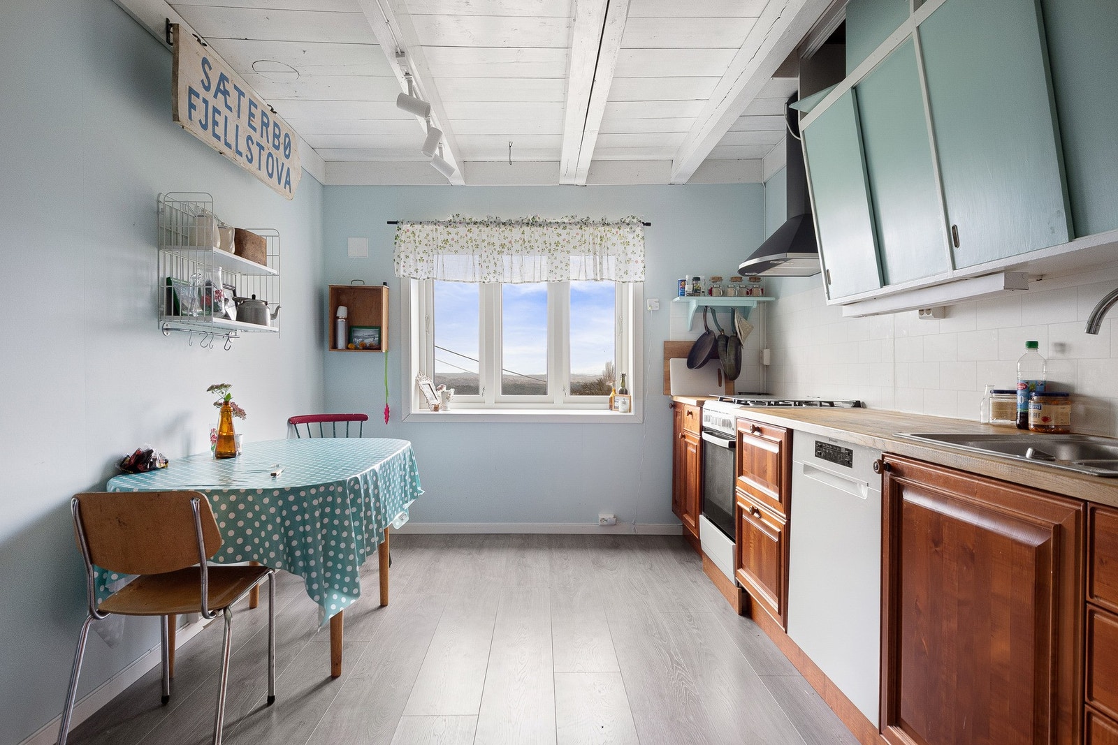 Kjøkkenet er i tråd med stilen i resten av huset og er bevart fint sammen med de eldre elementene Galleribilde