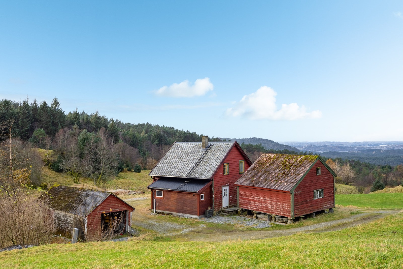 Kårhus er fra 1918/1920 og er restaurert i 2023. Dette leies primært ut til jaktlag. Galleribilde