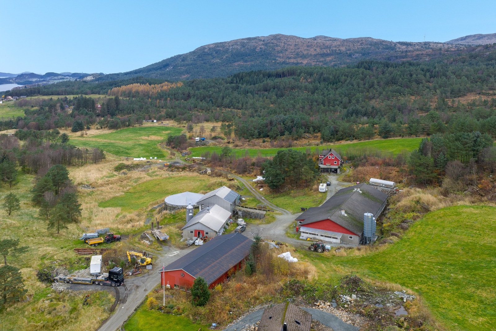 Rødt redskapshus med tilbygd fyringshus fra 1991/2012 Galleribilde