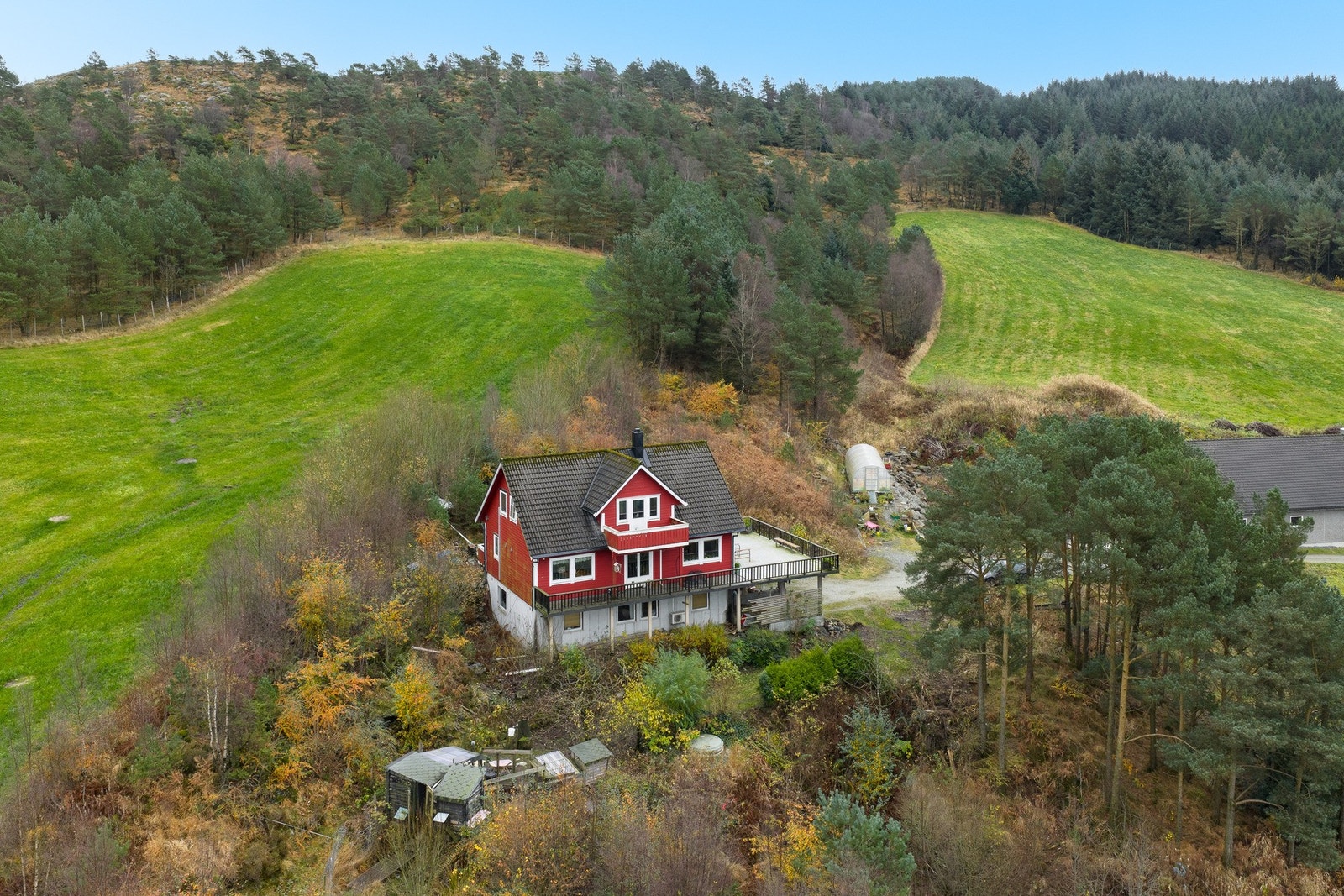 Våningshuset er fra 2001 og er delvis oppusset i 2019/2020 Galleribilde