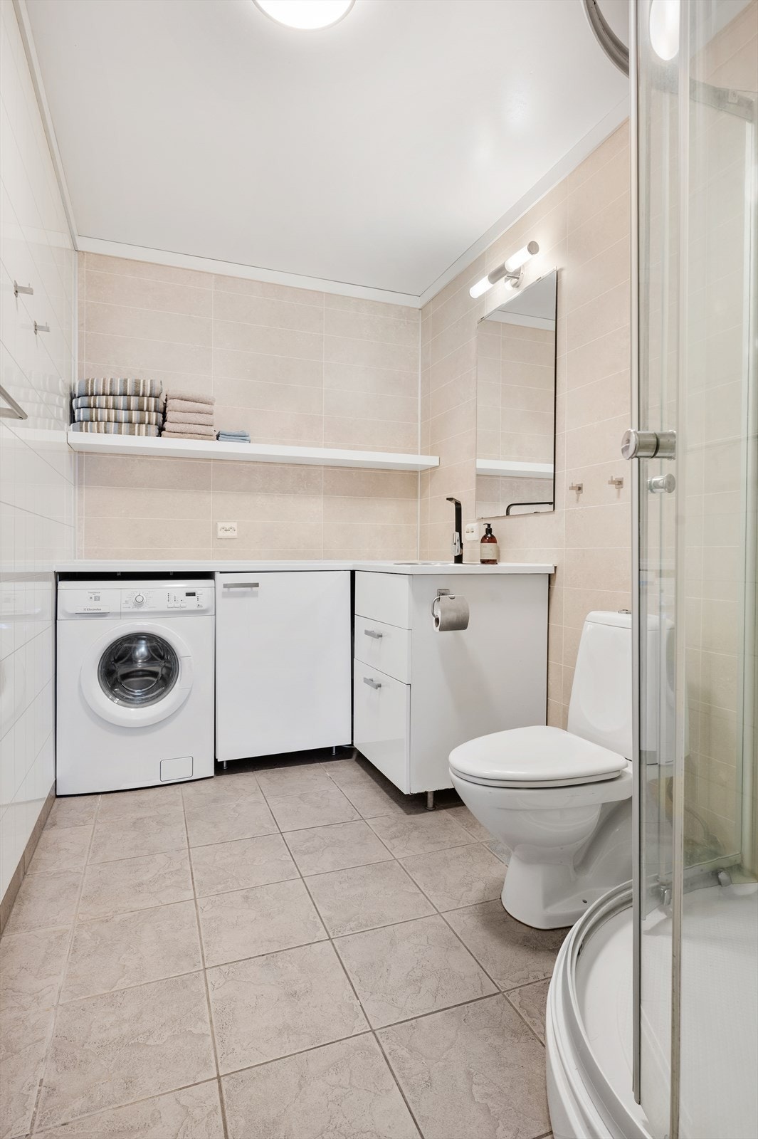 Dusjbad med opplegg for vaskemaskin Galleribilde