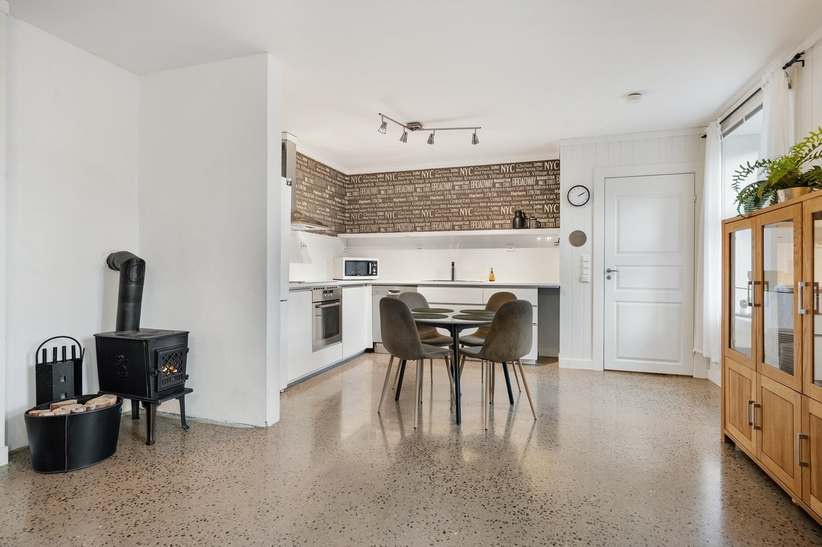 Varmekabler i gulv og peis i stuen Galleribilde