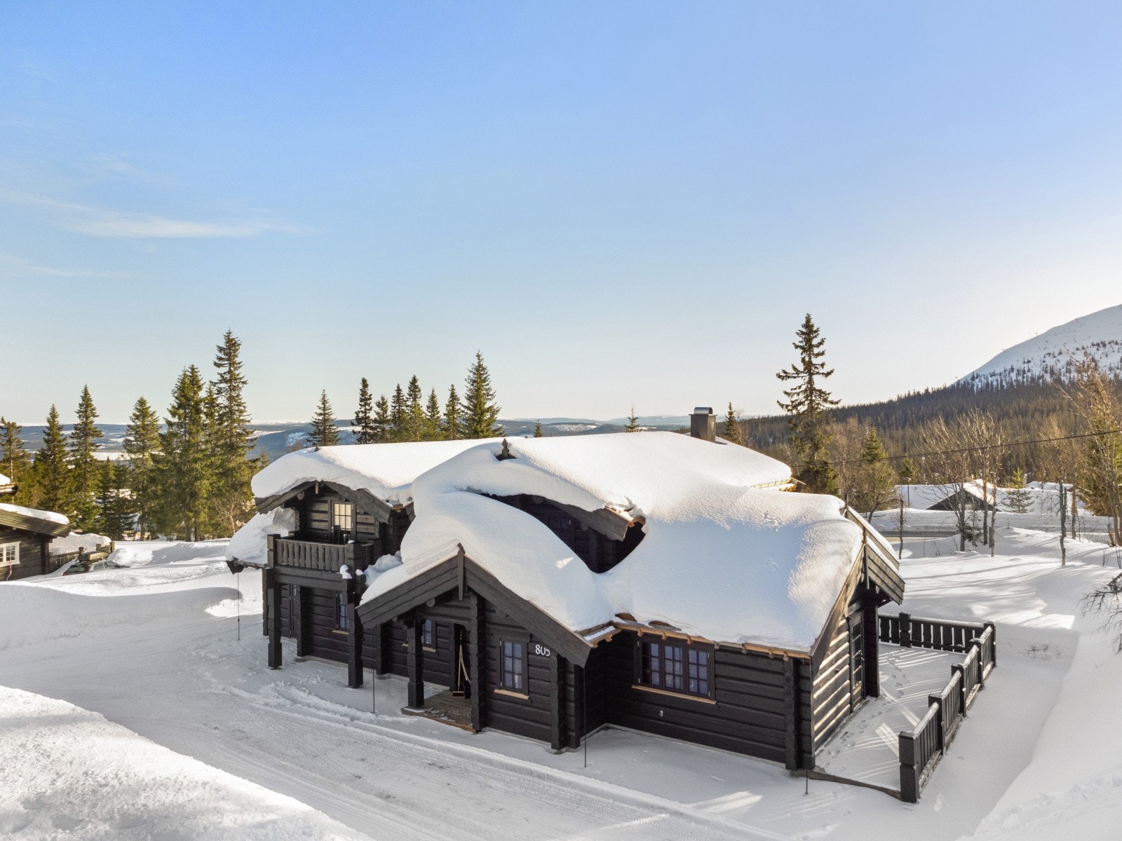 En imponerende laftehytte i Fageråsen med solide materialvalg, store terrasser og en flott tomt på 1.230 kvm, perfekt plassert i høyfjellet med stabile snøforhold hele sesongen.