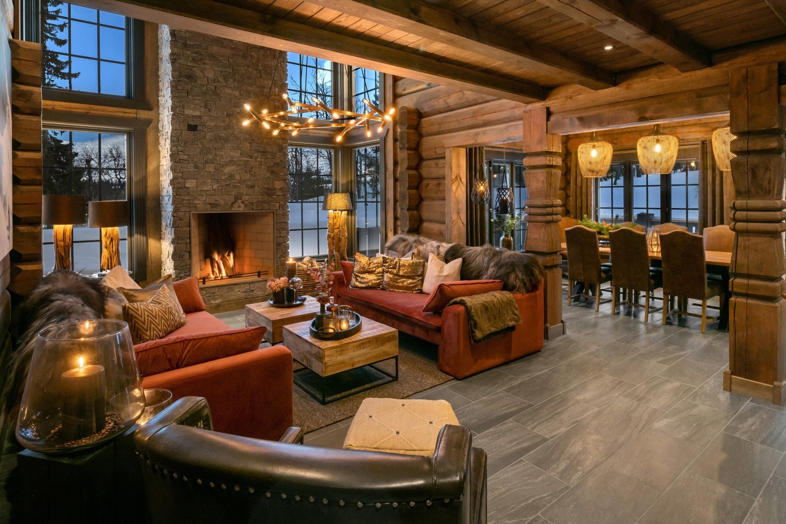 Kjøkken, garderober og baderomsinnredning er plassbygd av snekker og gir hytta en gjennomgående høy standard og finish. Galleribilde