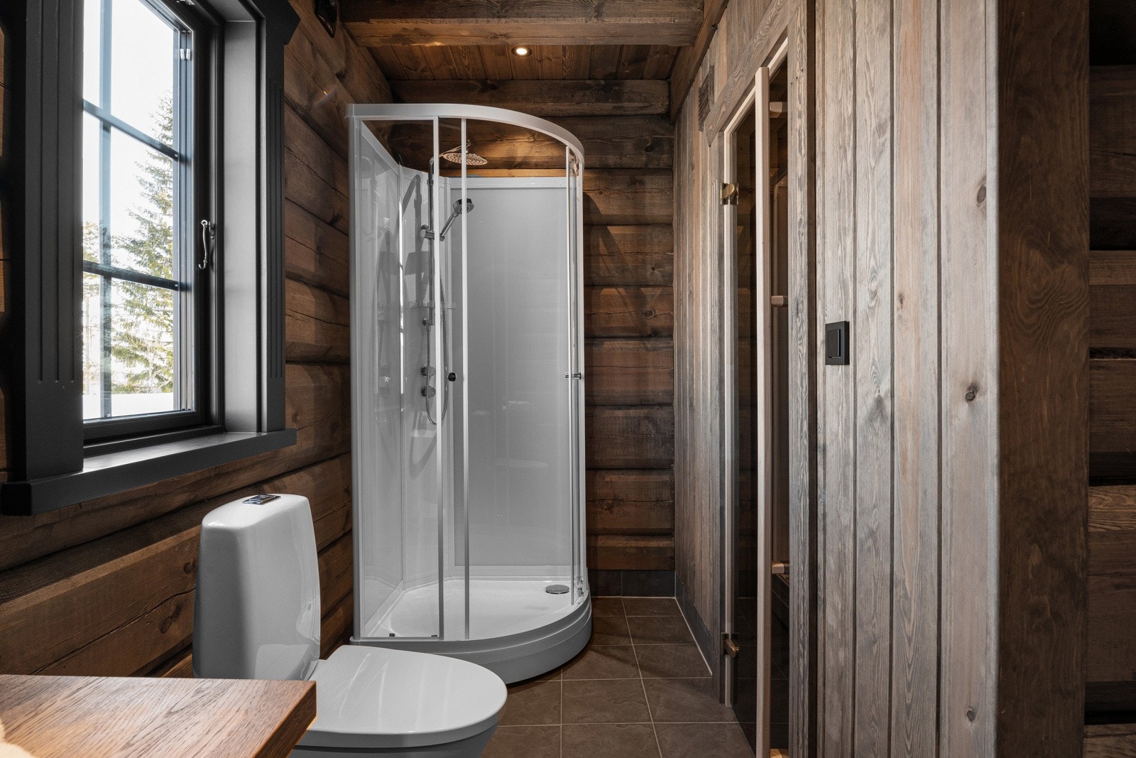 Badet har dusj, toalett og praktiske løsninger som gjør rommet lett å bruke i en aktiv hyttehverdag. Galleribilde