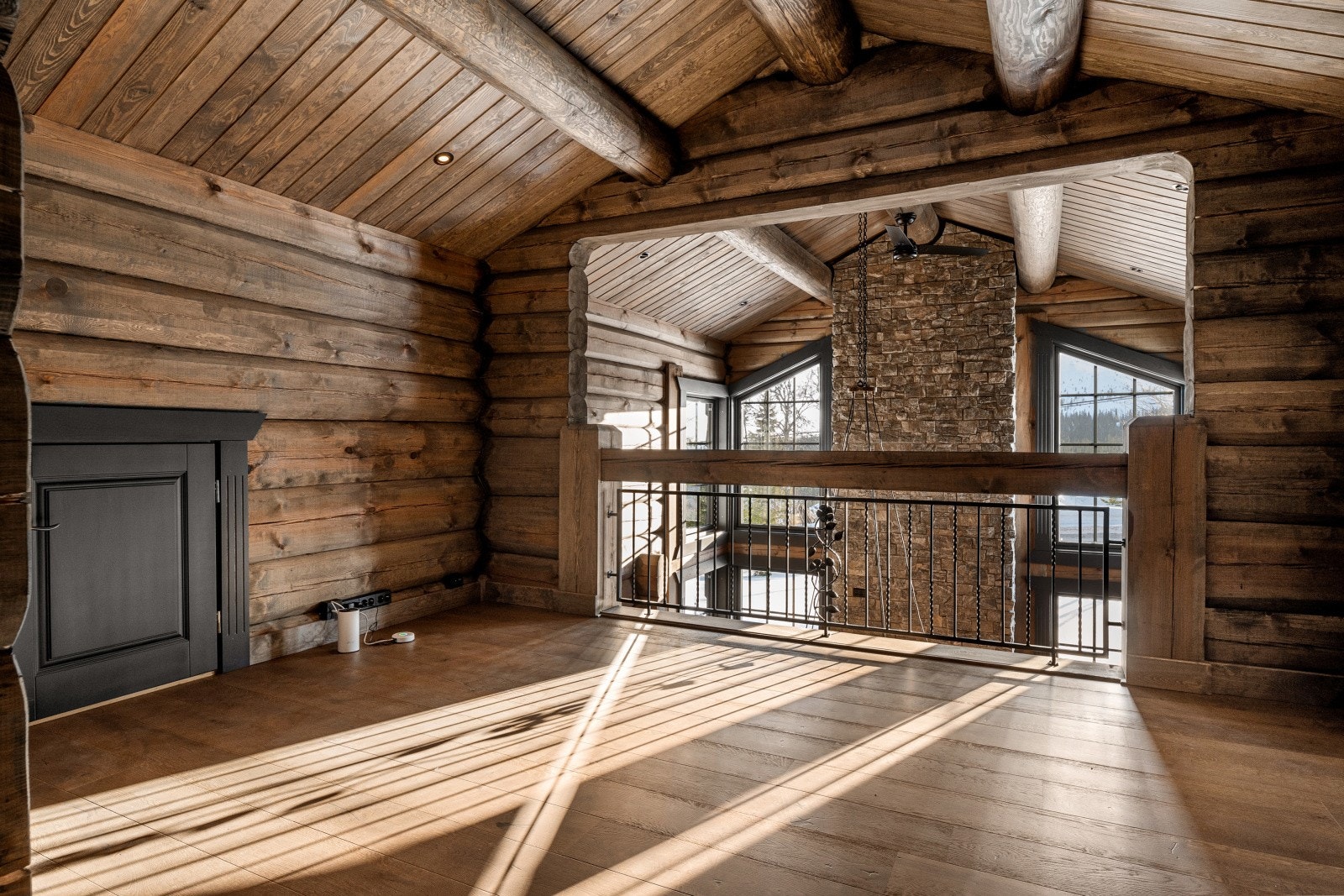 Etasjen har en romslig sone som kan brukes som ekstra oppholdsplass, med åpent innsyn mot stuen som gir en luftig og fin forbindelse mellom nivåene. Galleribilde