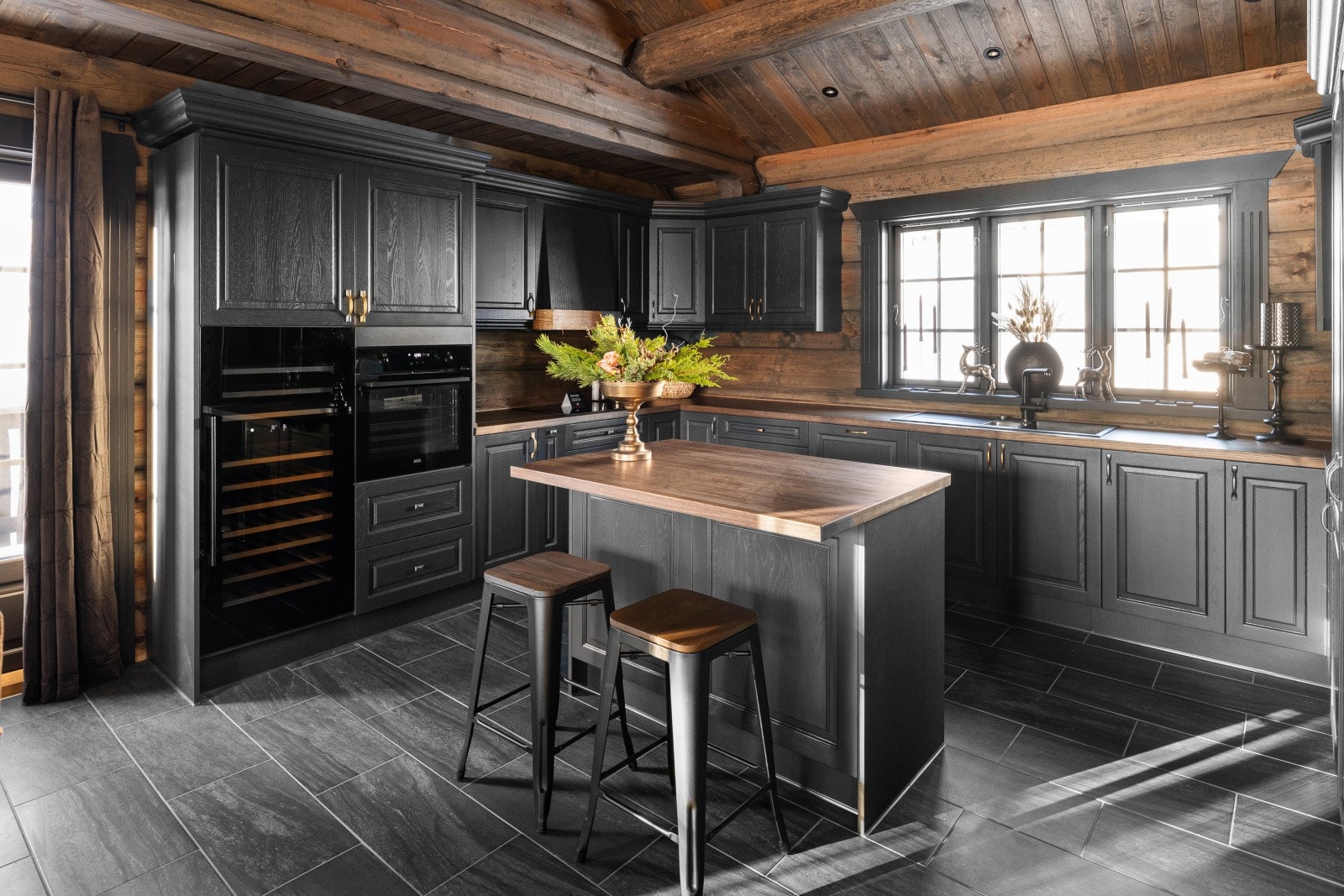 Kjøkkenet er romslig og gjennomført, med kjøkkenøy og kvalitetsløsninger som passer både til hverdagsbruk og større selskap. Galleribilde