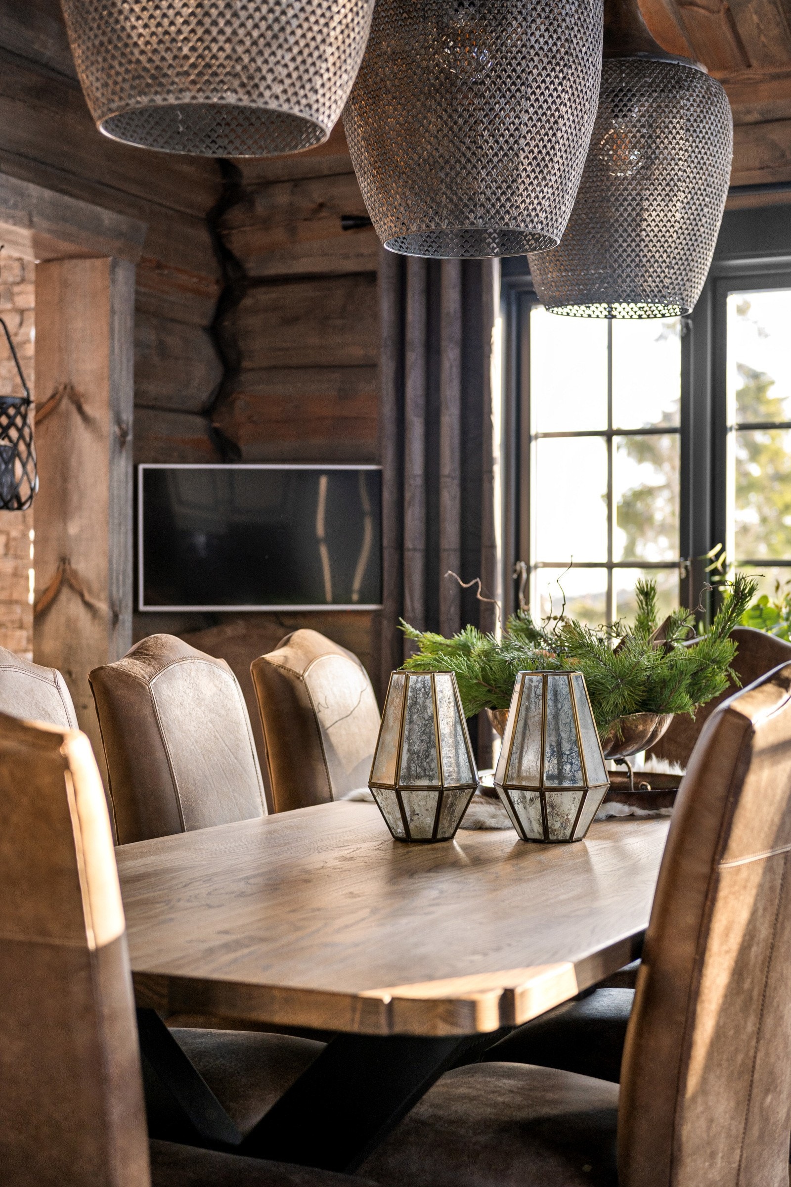 Detaljer og materialvalg gir spiseplassen et varmt og innbydende uttrykk, perfekt for både hverdag og selskap. Galleribilde