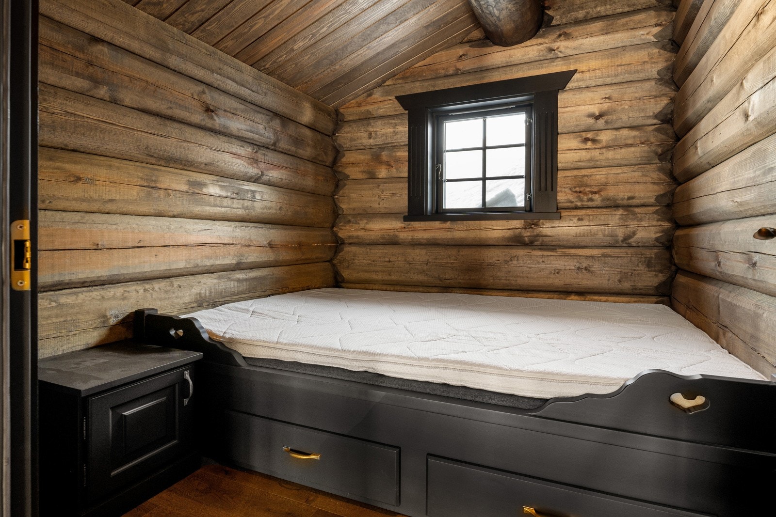 Soverommet i 2. etasje har fast innredning og et lunt uttrykk som utnytter plassen effektivt. Galleribilde