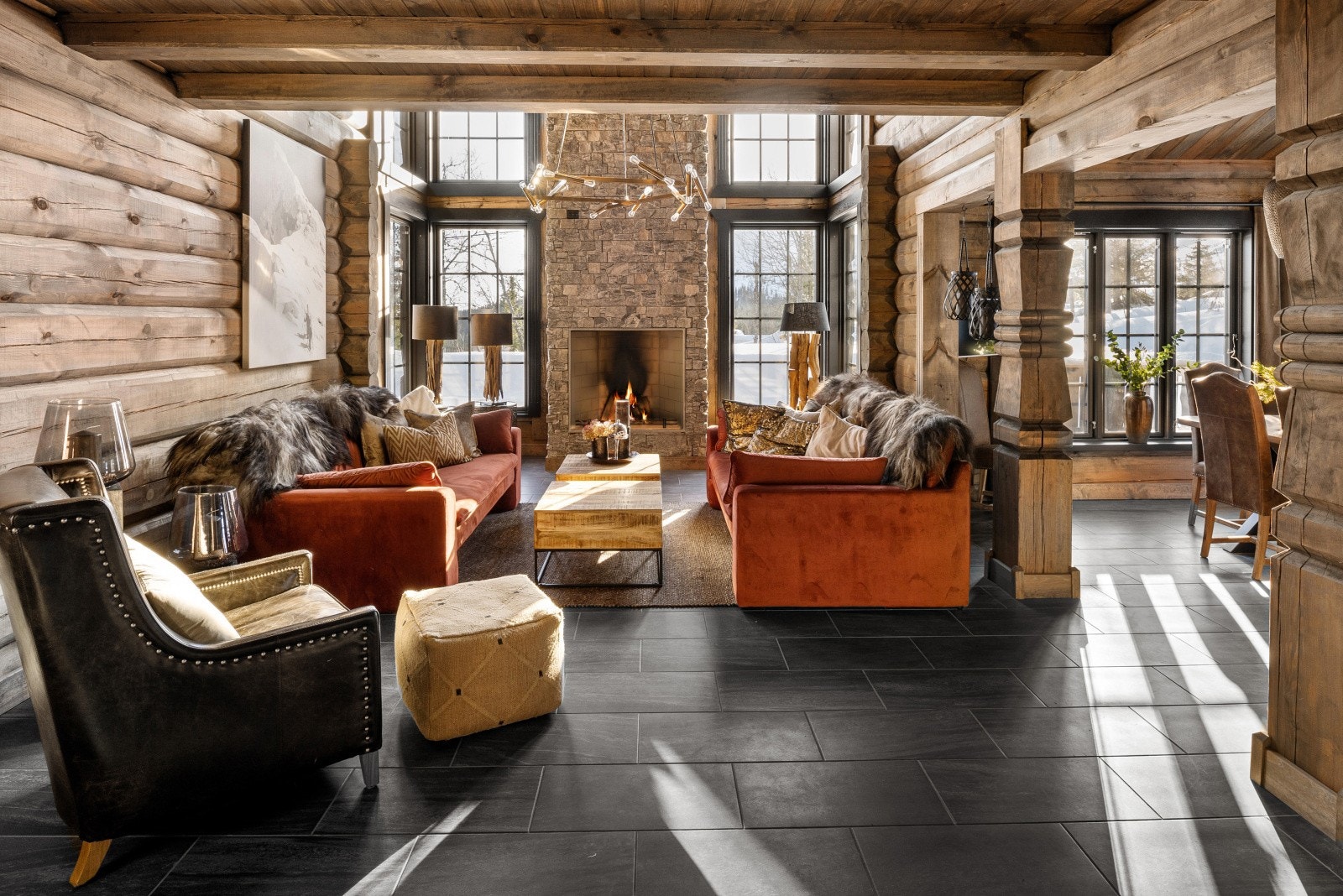 Store vindusflater og gjennomgående kvaliteter gir rommet en åpen og eksklusiv romfølelse. Fliser med varmekabler på gulvet skaper en behagelig varme, selv på de kaldeste vinterkveldene. Galleribilde