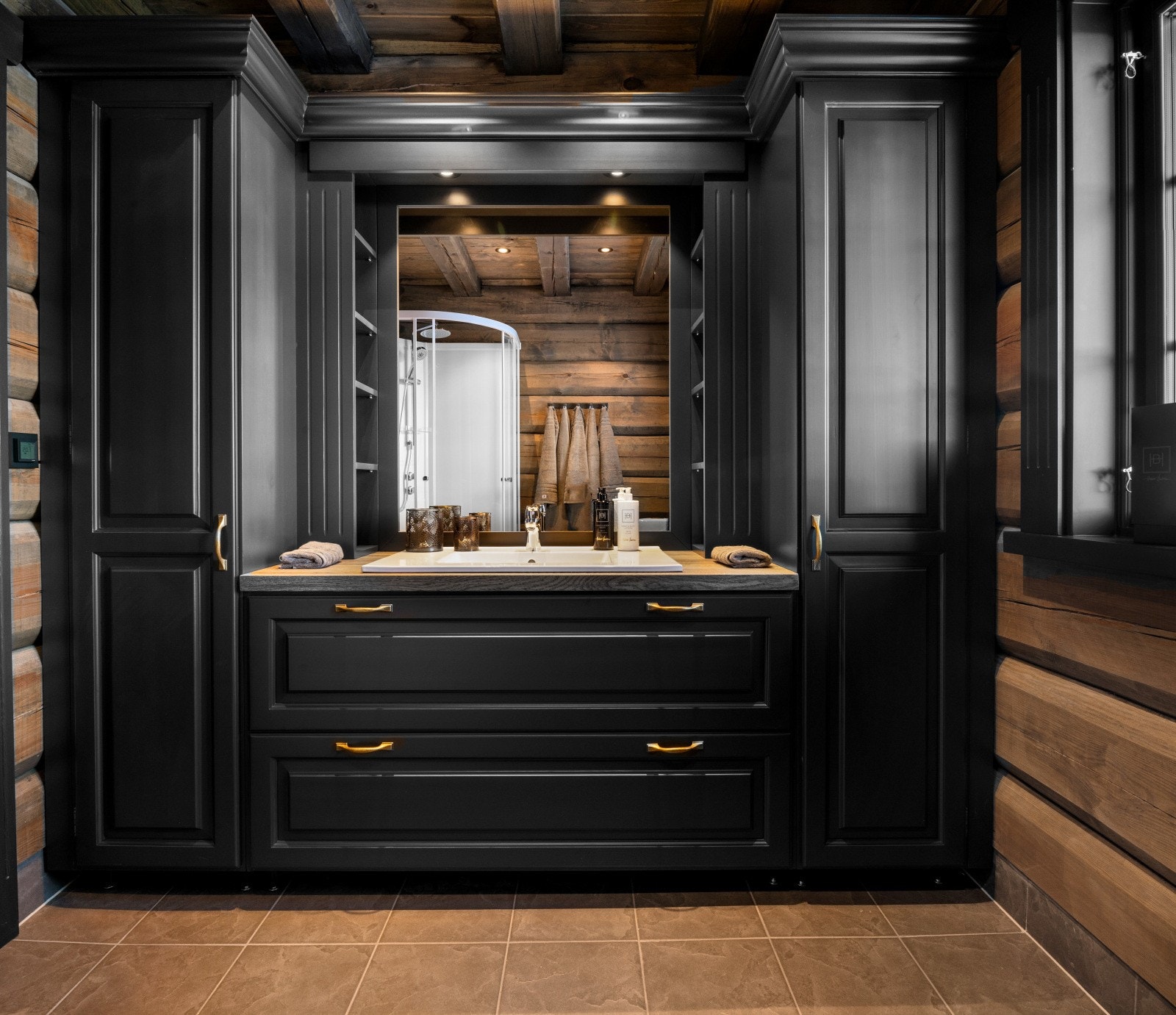 Badet er innredet med en solid servantløsning og god oppbevaringsplass i et gjennomført utført miljø. Galleribilde