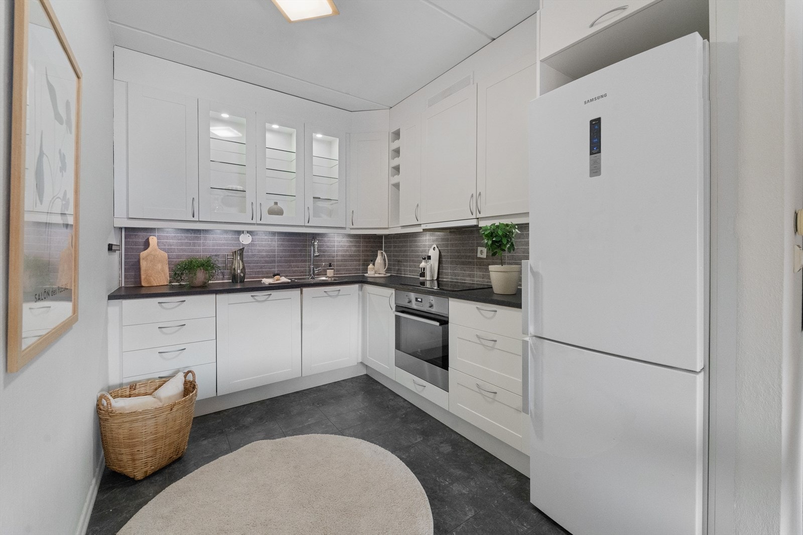 Innredningen er fra IKEA og har integrert stekeovn, platetopp og oppvaskmaskin. Galleribilde