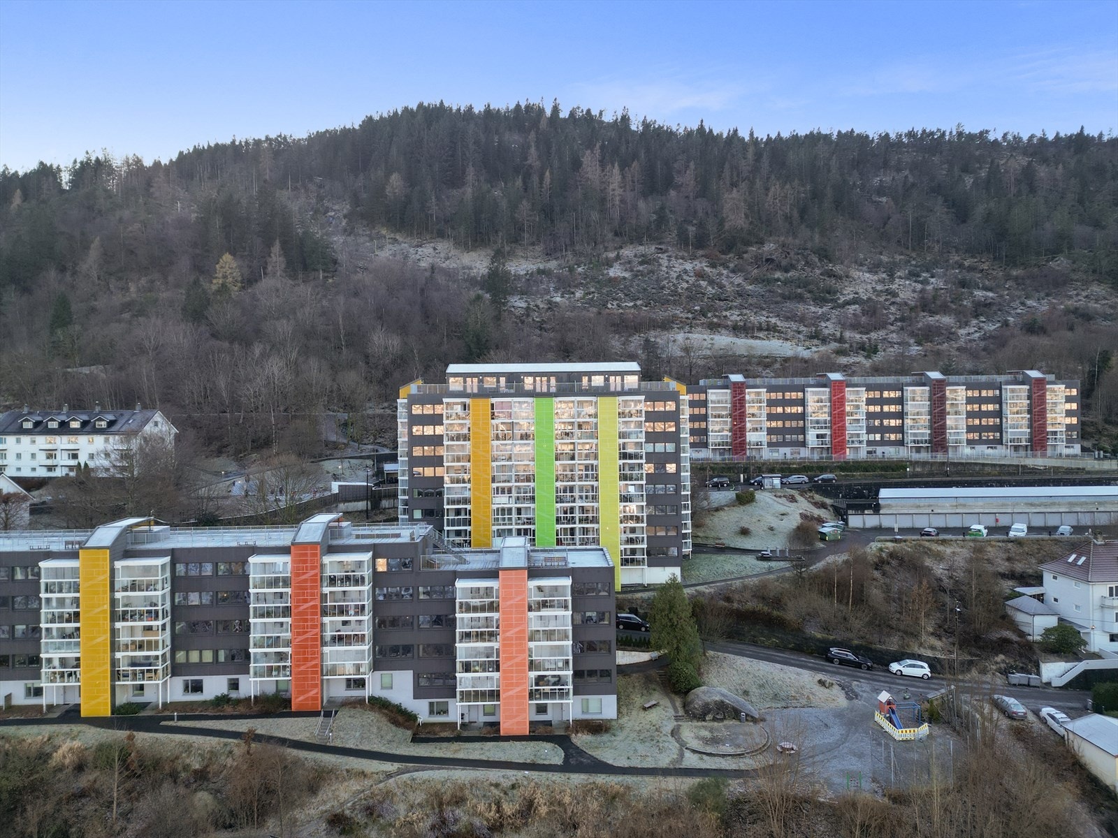 Solheimslien Borettslag er inneholder i alt 359 leiligheter, fordelt på 5 lavblokker og 3 høyblokker. Galleribilde