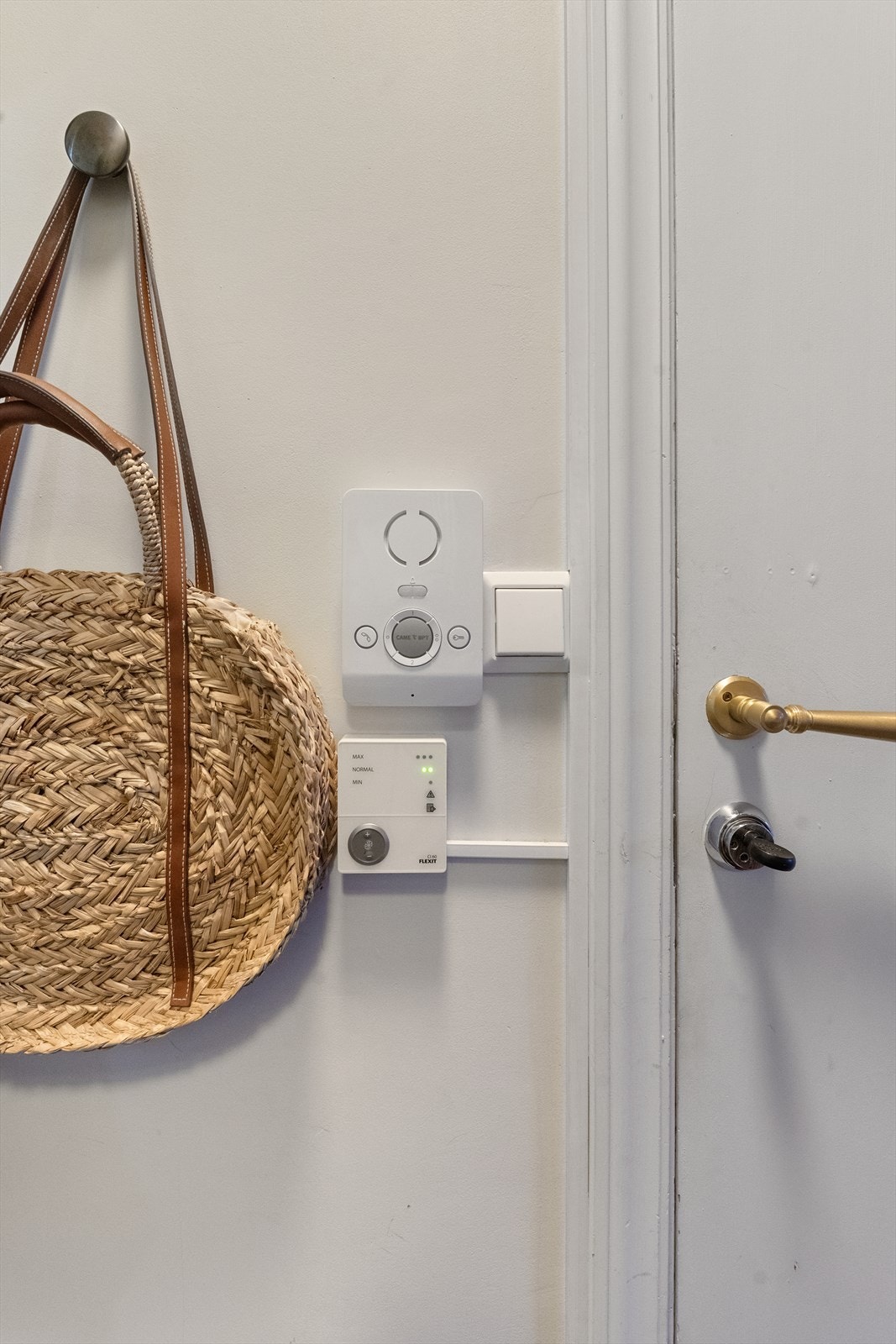 Blokken er utstyrt med porttelefon og balansert ventilasjonssystem som kan reguleres. Galleribilde