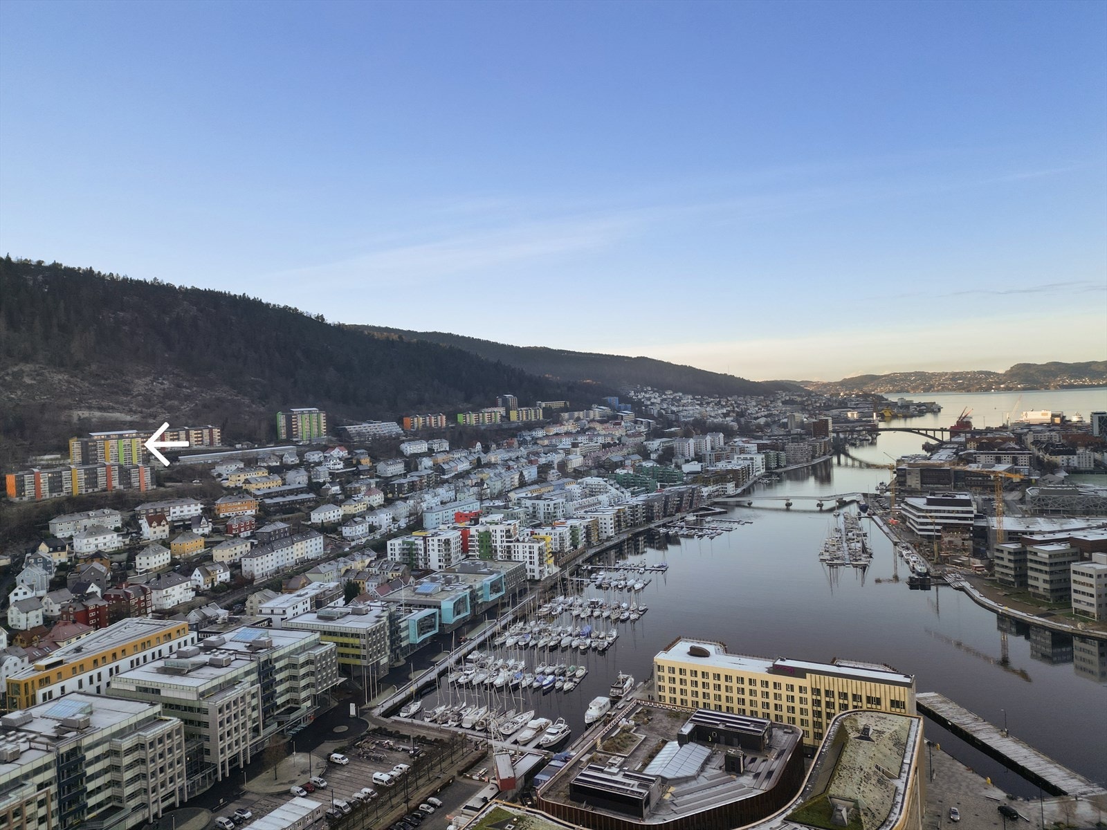Sjekk beliggenheten! Høy og fri utsikt og kort gang- og bussavstand til Bergen sentrum mad mange studie- og arbeidstilbud. Galleribilde