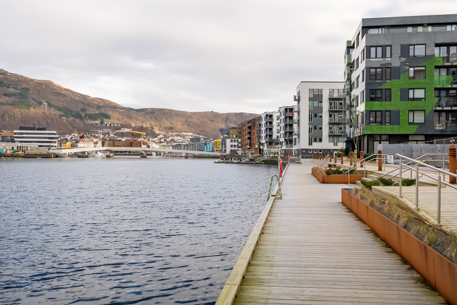 Fin promenade langs Damsgårdssundet inn til Solheimsviken. Derfra kan man jogge rundt hele Store Lungegårdsvann og tilbake - en fin tur. Galleribilde