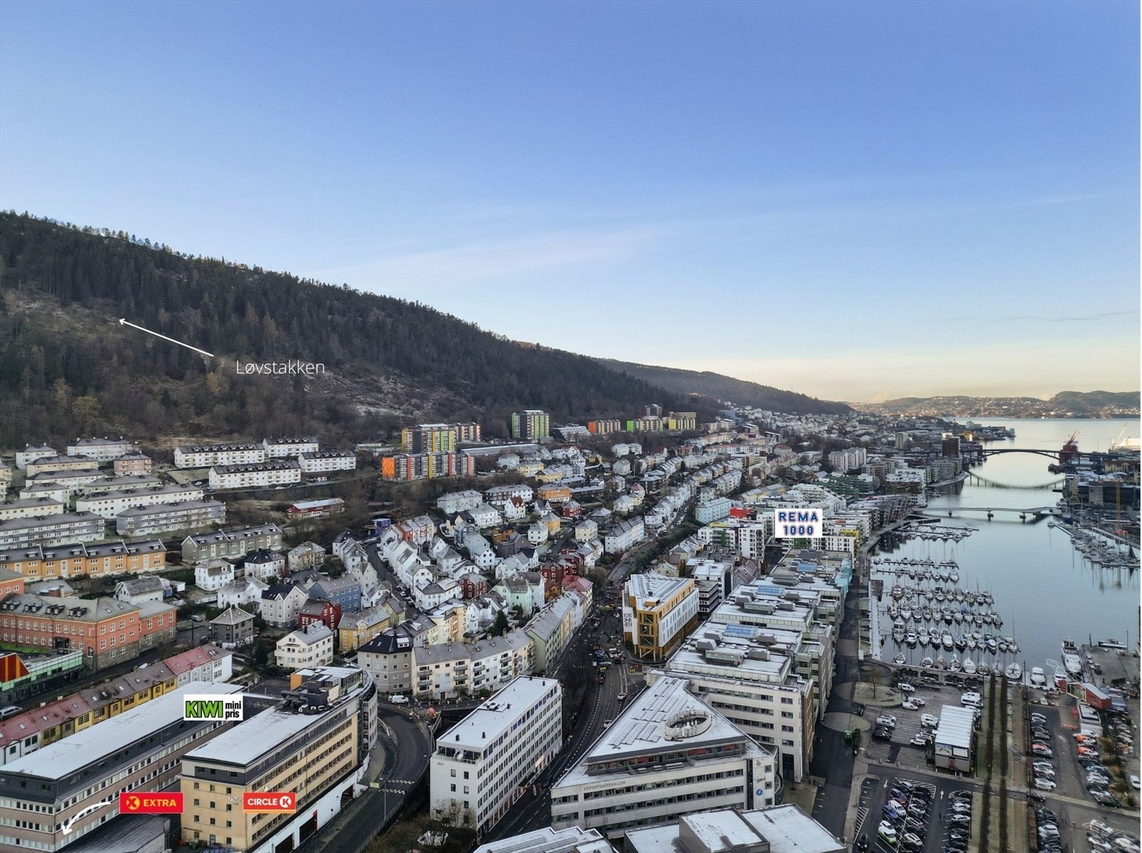Løvstien og Løvstakken ligger like over veien fra blokken. Galleribilde