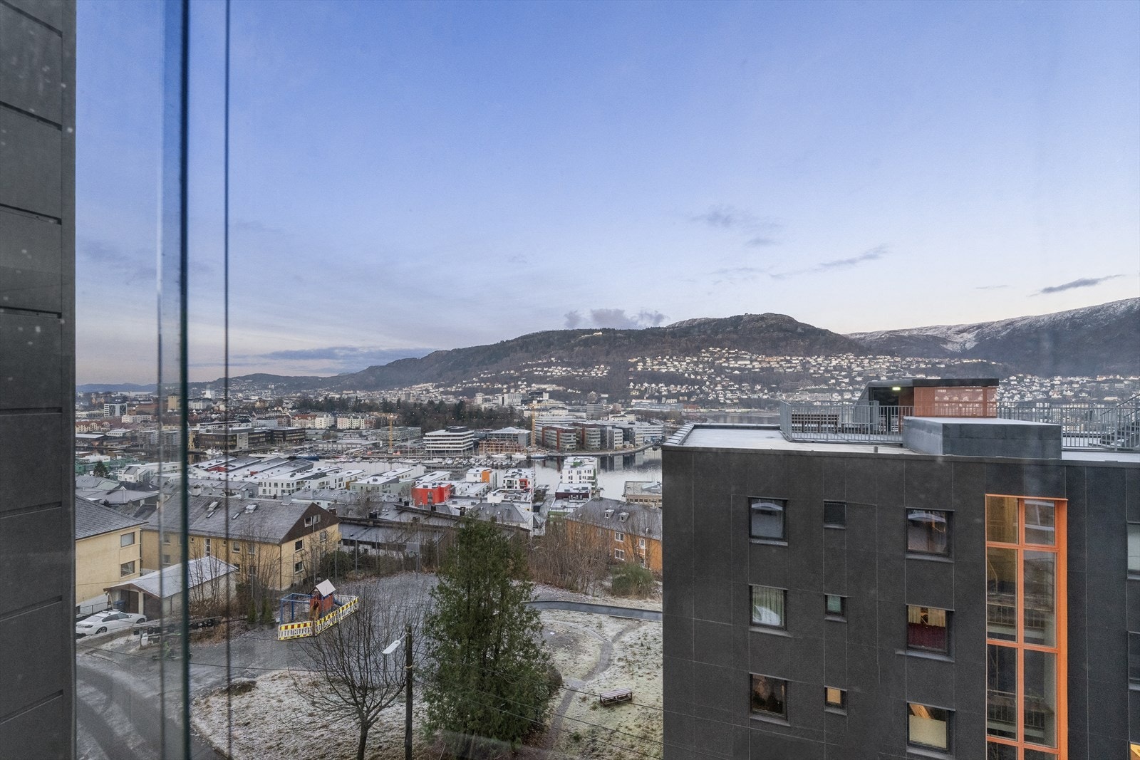 Utsikt til Damsgårdssundet, sentrum og bl.a. Handelshøyskolen BI Galleribilde