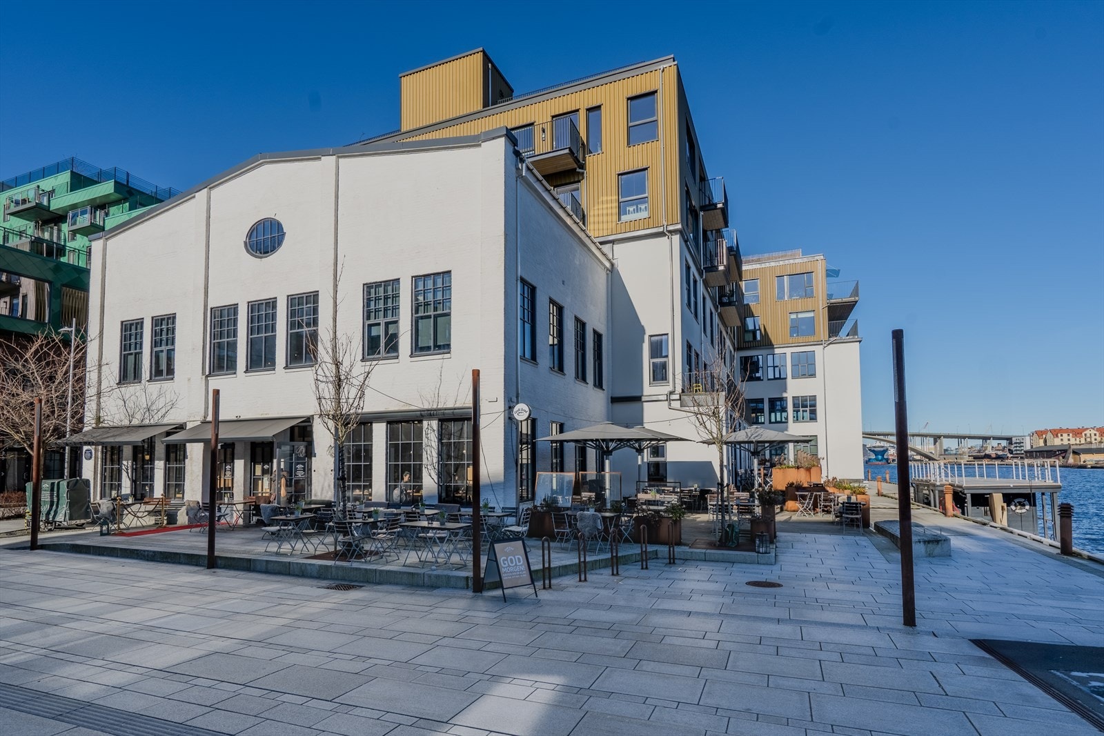 Litt lenger inn i viken ligger Godt Brød som serverer kaffe og kaker på dagen, og deilig pizza på kvelden..jpg Galleribilde