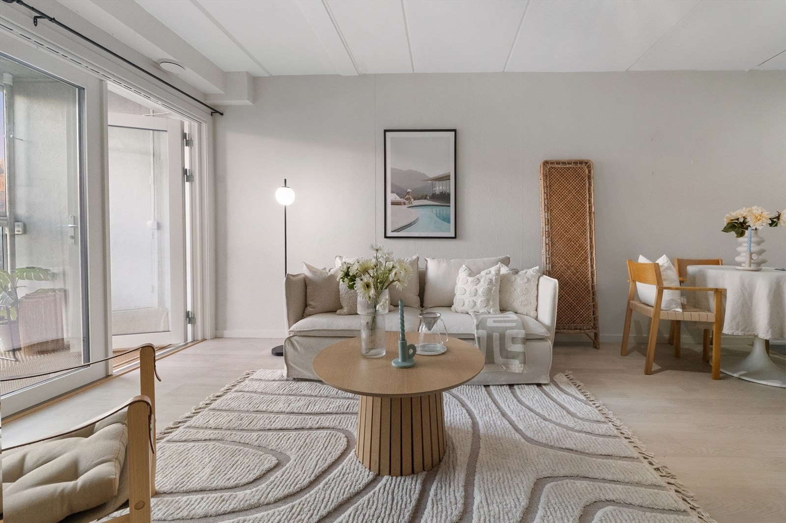 De store vindusflatene gir godt med dagslys - viktig i en liten leilighet. Galleribilde