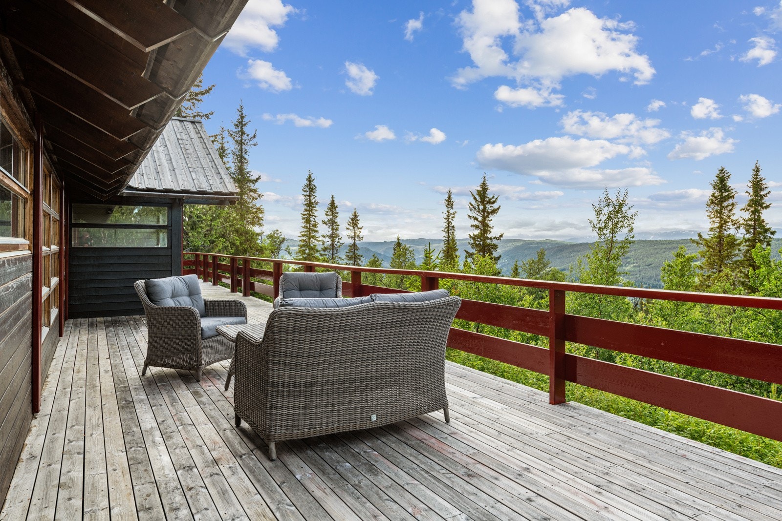 Med terrasse rundt hele hytta har man muligheten til å følge etter sola hele dagen. Galleribilde