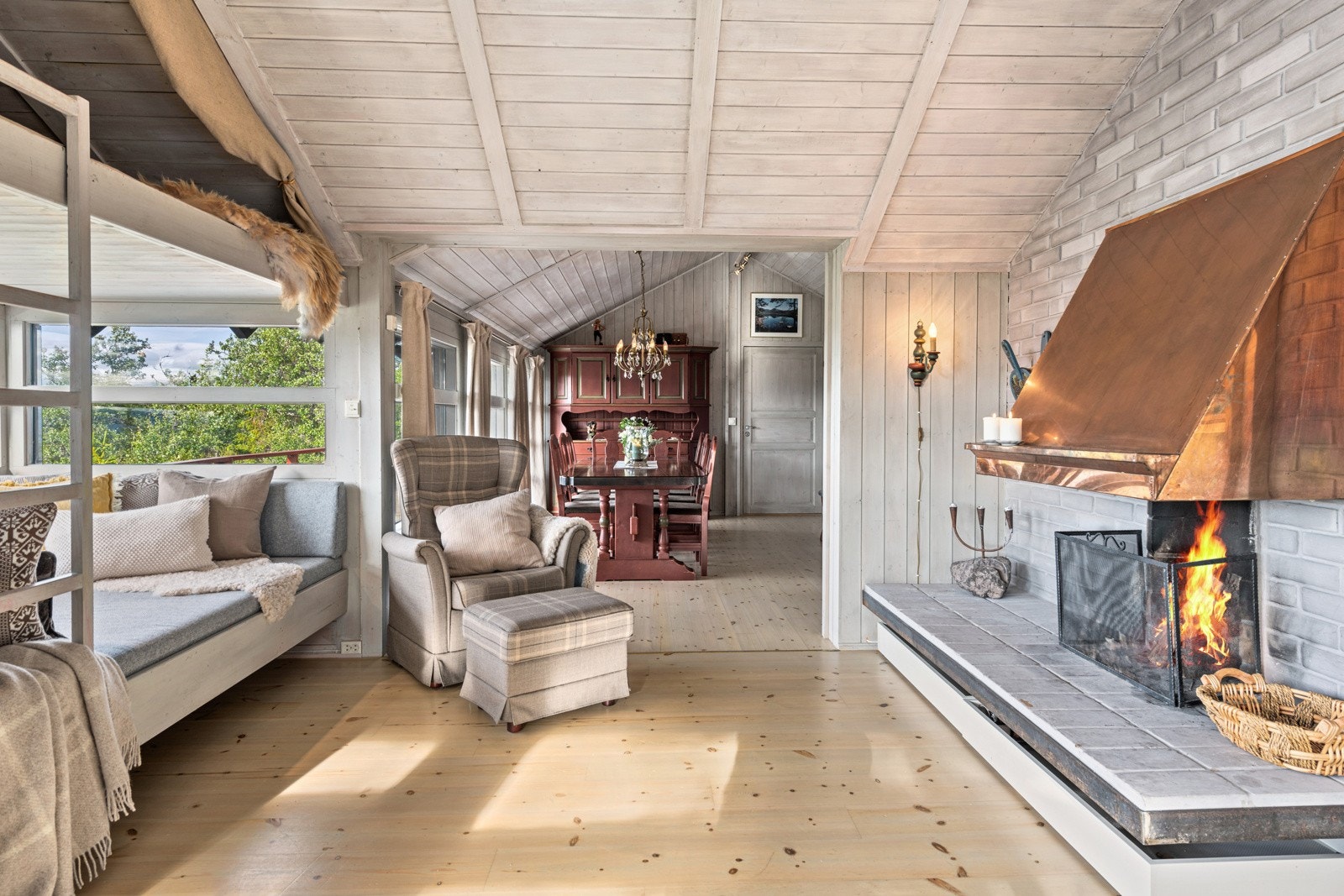 Åpen grue peis sørger for knitrende stemning på kalde dager Galleribilde