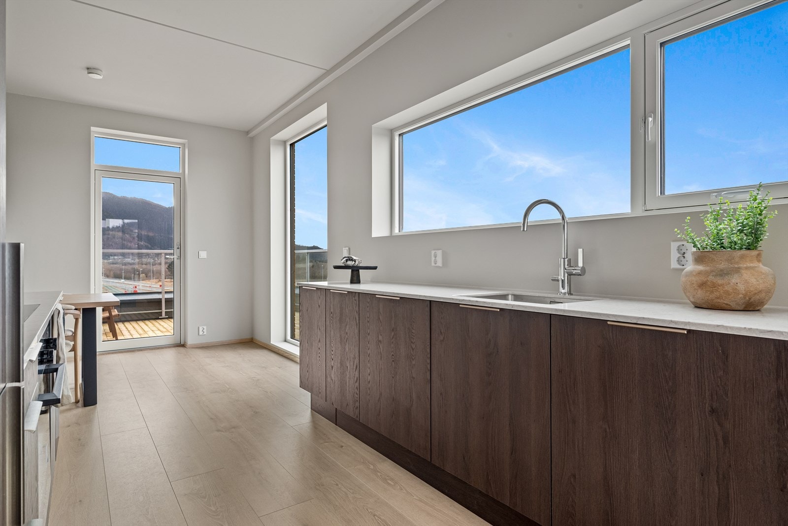 Fra kjøkkenet har man flott utsikt mot sørvest. Galleribilde