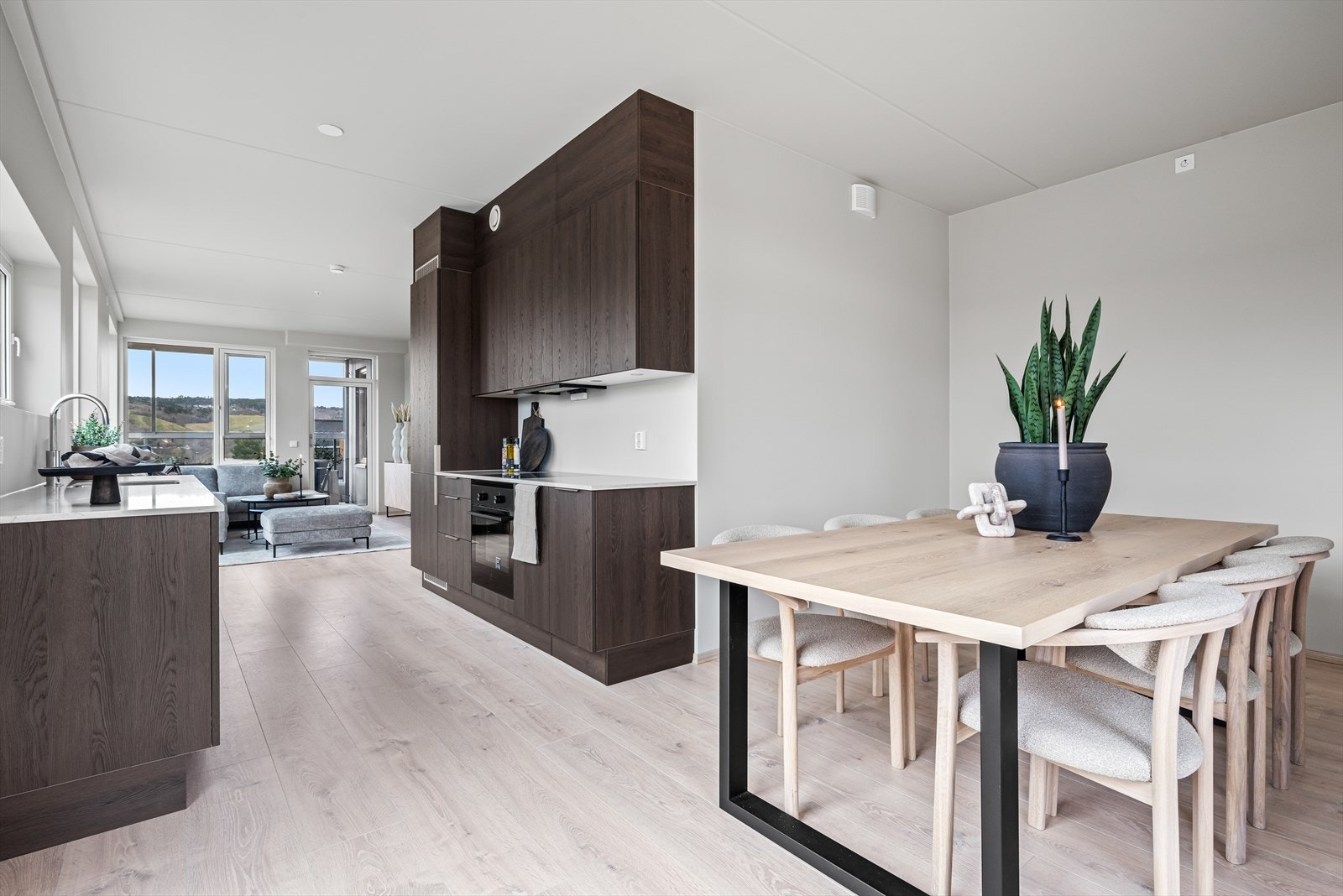 Planløsningen gir naturlig rom for en spisegruppe. Galleribilde