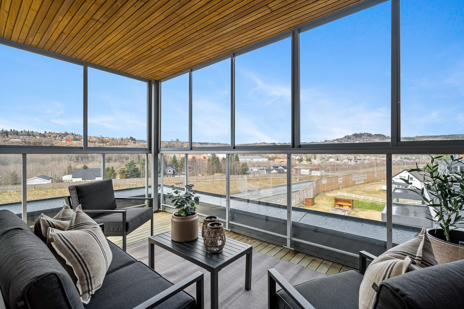 Den innglassede balkongen fungerer som en forlengelse av stuen, og har et areal på ca. 12 kvm. Galleribilde